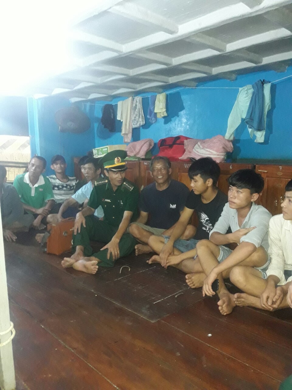 BĐBP Nghệ An thăm hỏi các thuyền viên. Ảnh: Hải Thượng