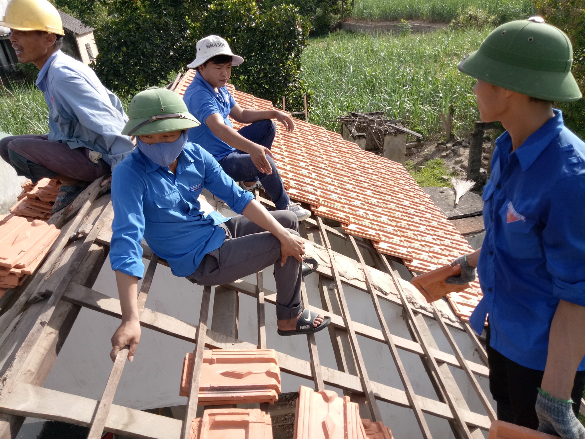 Huyện đoàn Nghĩa Đàn phối đoàn thanh niên xã Nghĩa   Hưng tổ chức ra quân giúp đỡ tu sửa, làm nhà ở cho gia đình chính sách trên địa bàn.