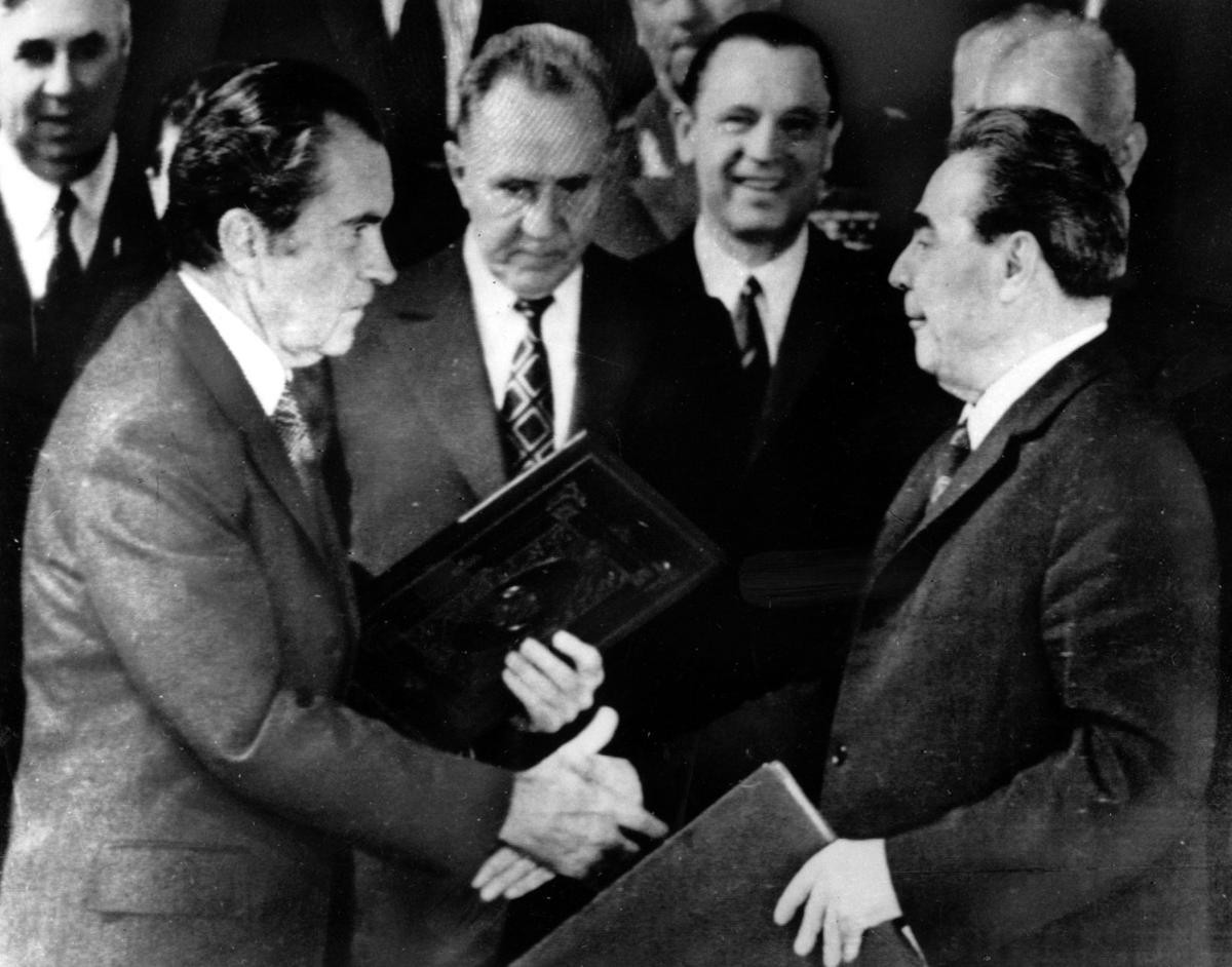 Cuộc gặp lịch sử giữa Tổng thống Mỹ Richard Nixon và lãnh đạo Liên Xô Leonid Brezhnev. Ảnh: Internet