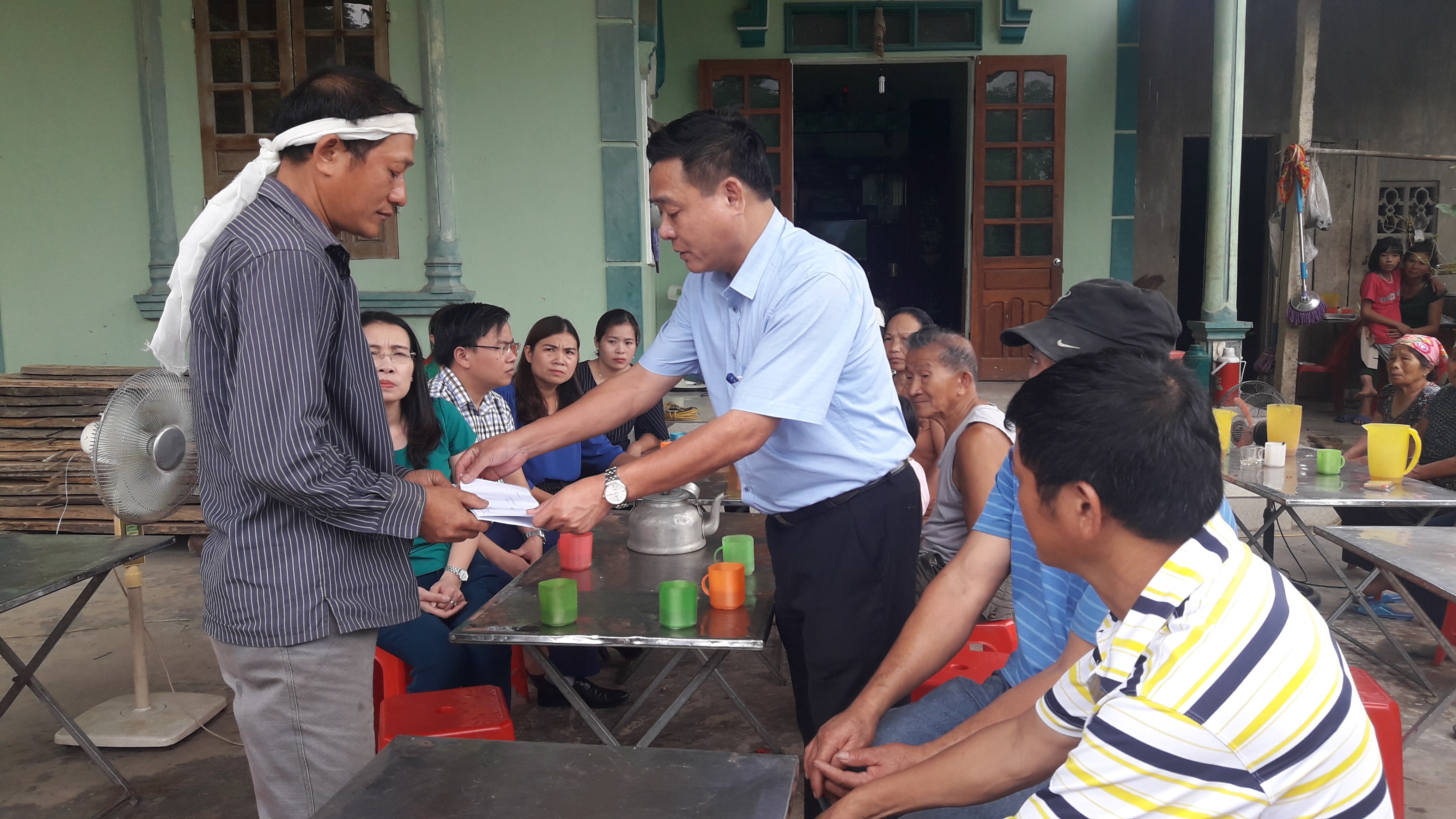 Trao tiền hỗ trợ cho gia đình anh Trương Văn Thuần ở xóm Sợi Thọ Hợp. Ảnh: Phan Giang
