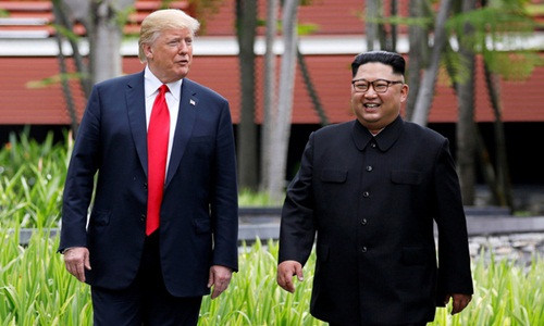 Tổng thống Mỹ Donald Trump và lãnh đạo Triều Tiên Kim Jong-ungặp gỡ tại Singapore hôm 12/6. Ảnh: Reuters.