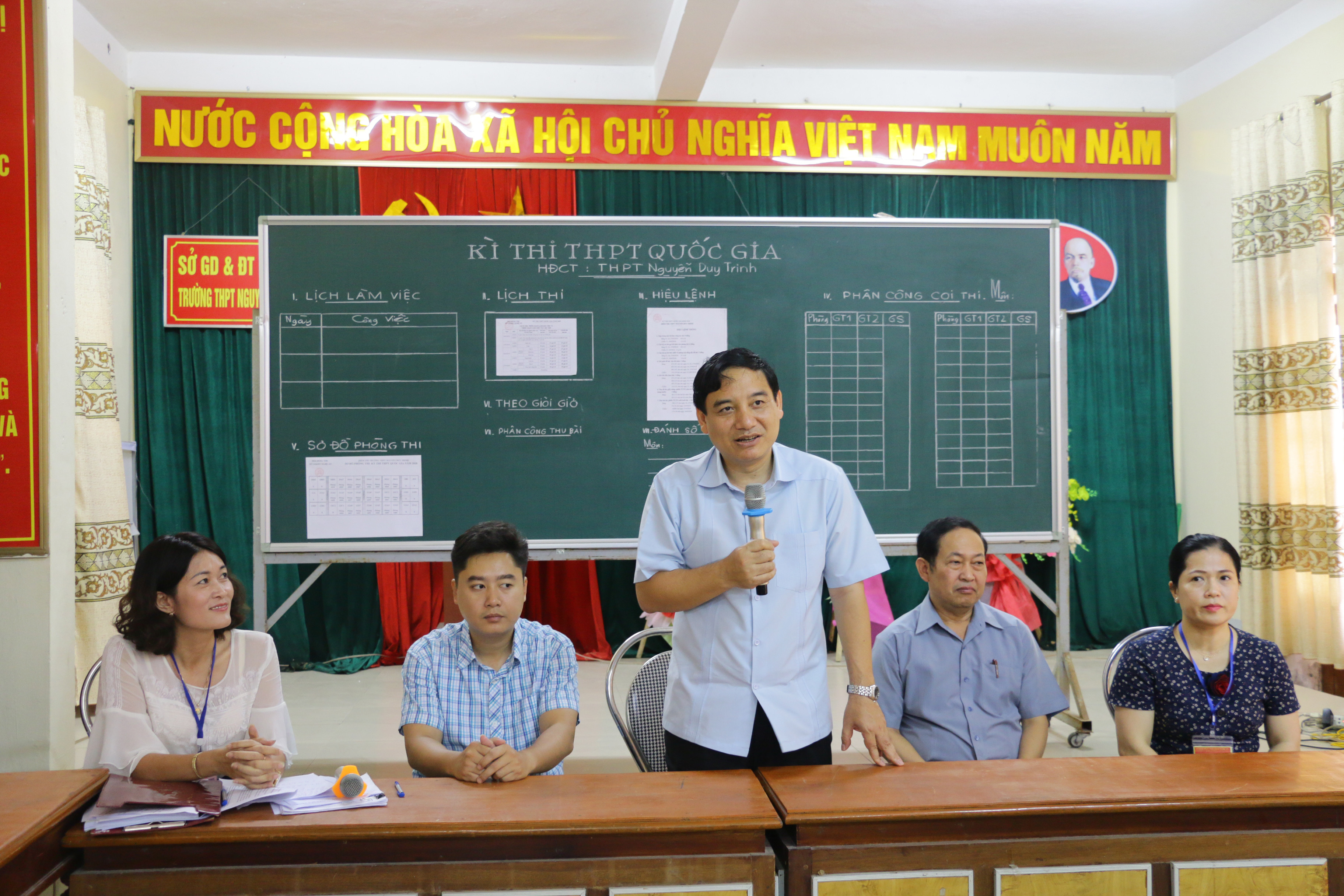 Đồng chí Bí thư Tỉnh ủy làm việc với hội đồng thi Trường THPT Nguyễn Duy Trinh (Nghi Lộc). Ảnh: Mỹ Hà