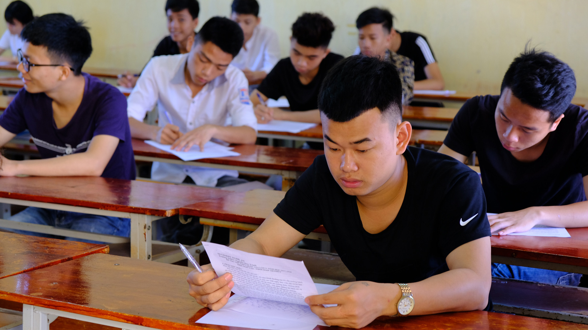 Học sinh Trường THPT Nguyễn Duy Trinh (Nghi Lộc) đang làm bài thi thử môn tổ hợp môn KHXH. Ảnh: Mỹ Hà