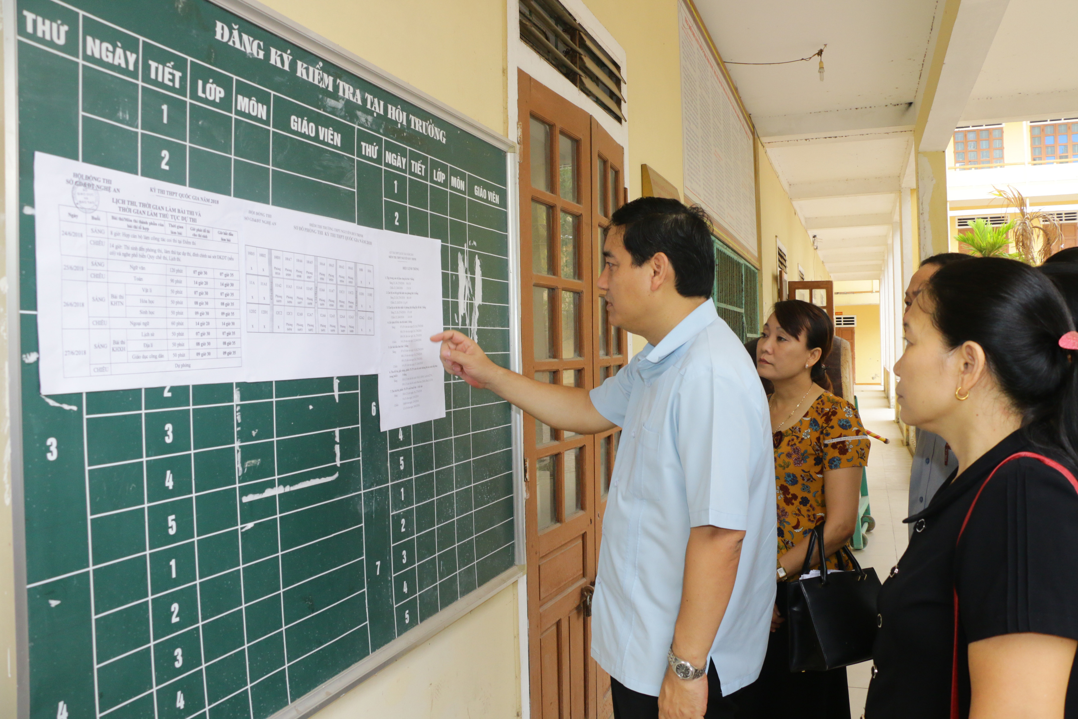 Kiểm tra về việc niêm yết danh sách thí sinh tại điểm thi Trường THPT Nguyễn Duy Trinh (Nghi Lộc). Ảnh: Mỹ Hà.
