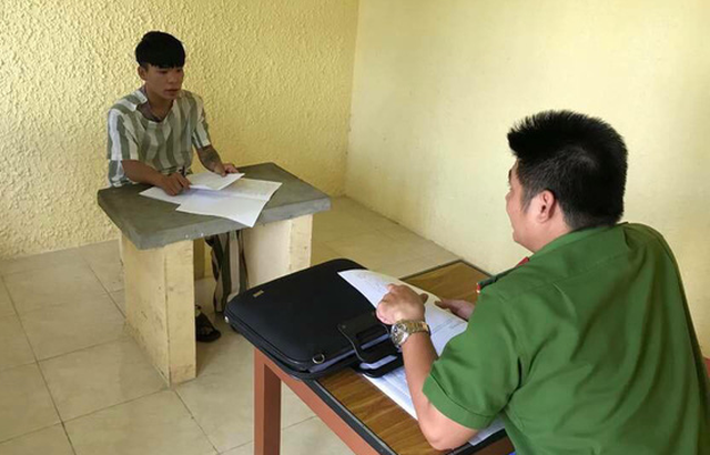 Phan Chí Trung tại cơ quan công an. Ảnh: Giang Long