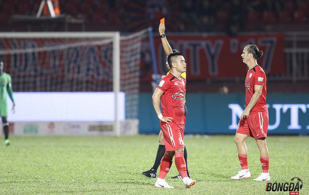 Nút thắt trận đấu đến ở phút 74 khi Minh Trung bên phía TP.HCM nhận thẻ vàng thứ hai rời sân. 