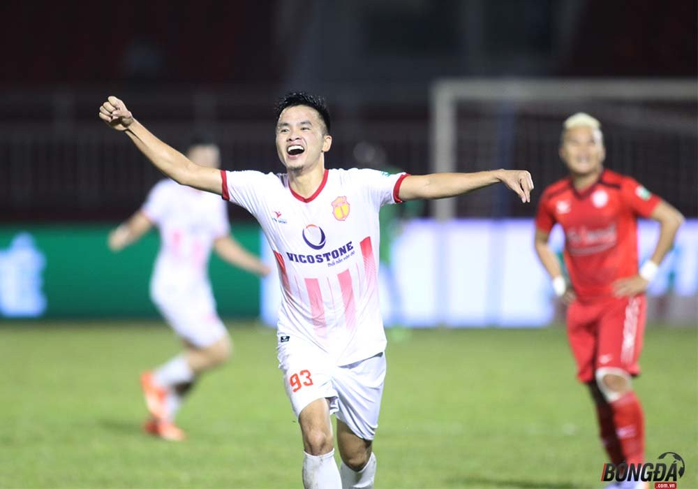 Ngay lập tức Nam Định có hai bàn thắng liên tiếp ở các phút 77, 86 của Hữu Định và Sỹ Minh giúp đội khách thành Nam ngược dòng thành công 2-1.