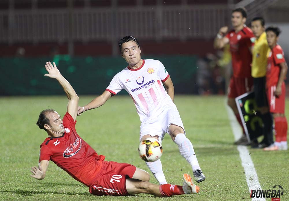Dù bị dẫn bàn trước nhưng Nam Định vẫn thi đấu đầy quả cảm. 