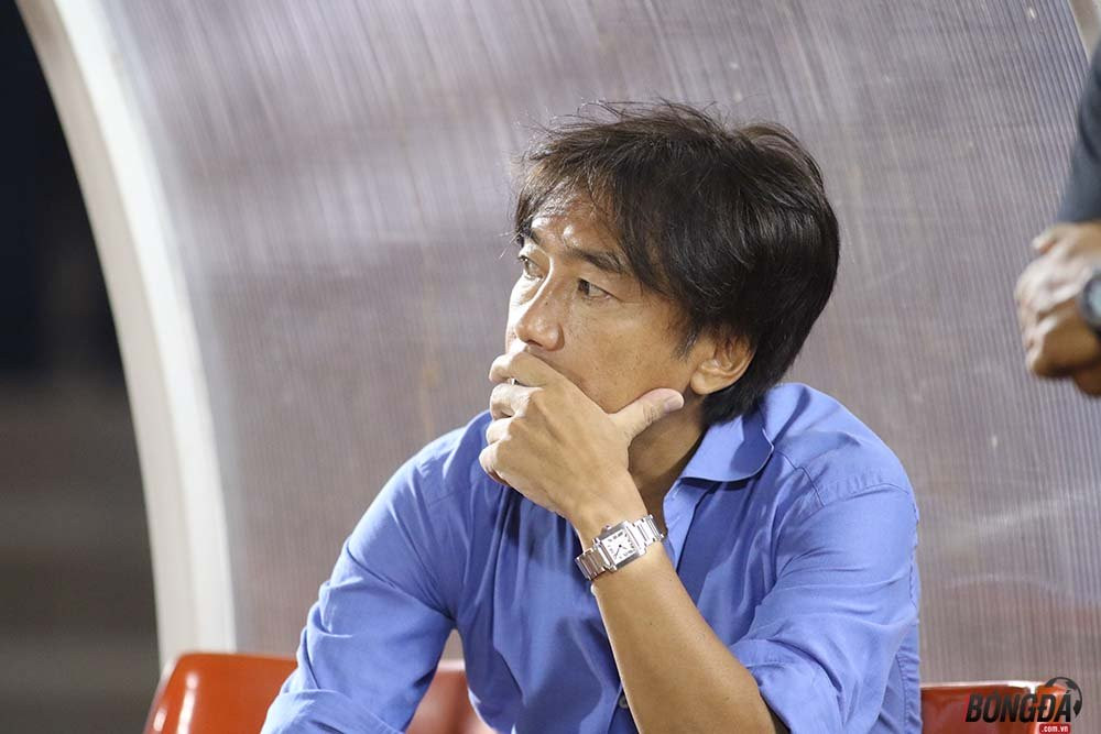 Nỗi buồn, sự cô đơn và thất vọng của HLV Miura sau trận, khi TP.HCM thất bại 1-2 trước Nam Định.