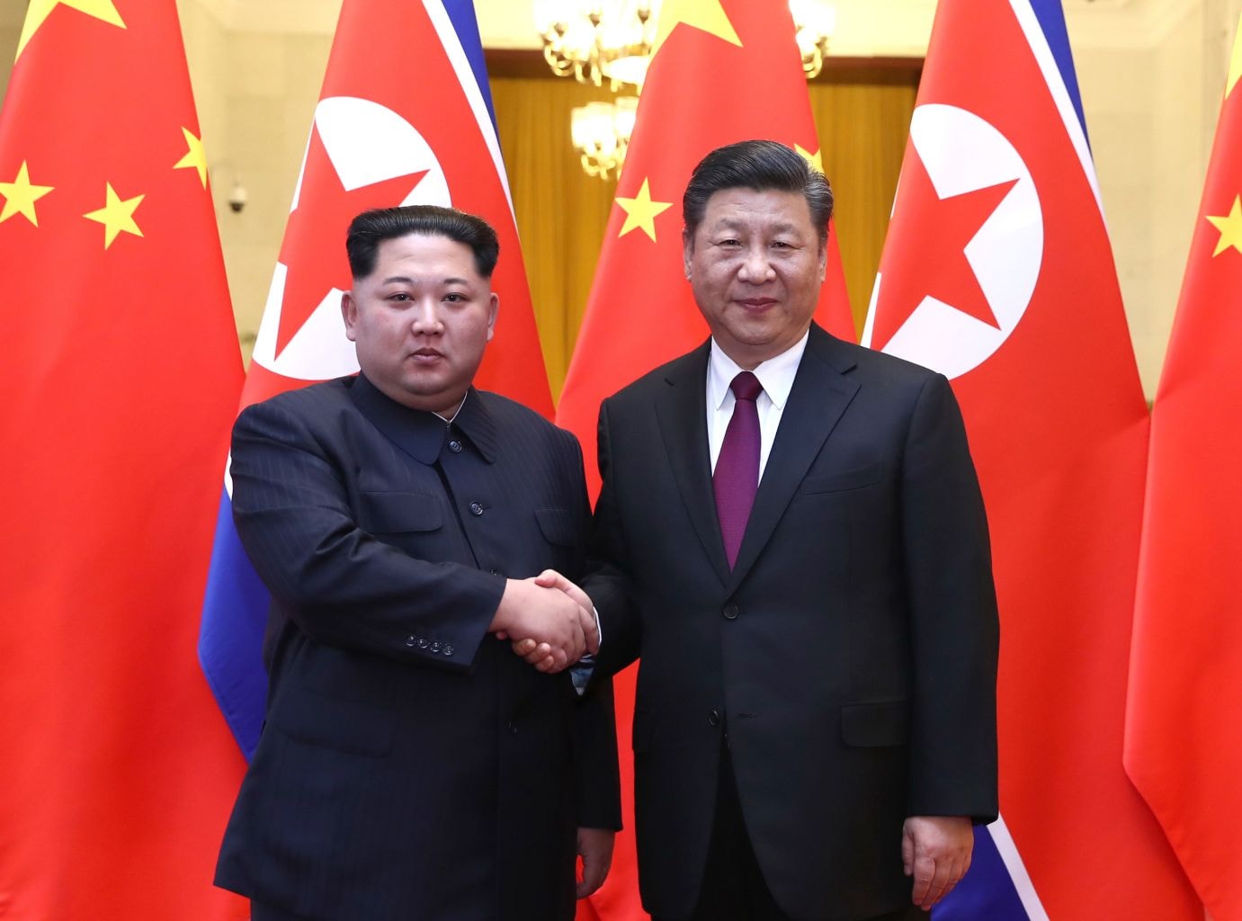 Kim Jong-un và Tập Cận Bình gặp nhau lần thứ 3 trong ít tháng: Nhà lãnh đạo Triều Tiên Kim Jong-un ngày 19/6 đã hội đàm với Chủ tịch Trung Quốc Tập Cận Bình trong chuyến công du lần thứ 3 trong vòng 3 tháng gần đây tới Bắc Kinh. 