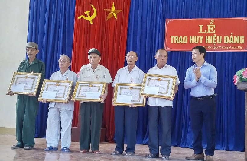 Đại diện lãnh đạo Thị ủy Thái Hòa trao tặng Huy hiệu cho các đảng viên. Ảnh: Hoàng Thủy