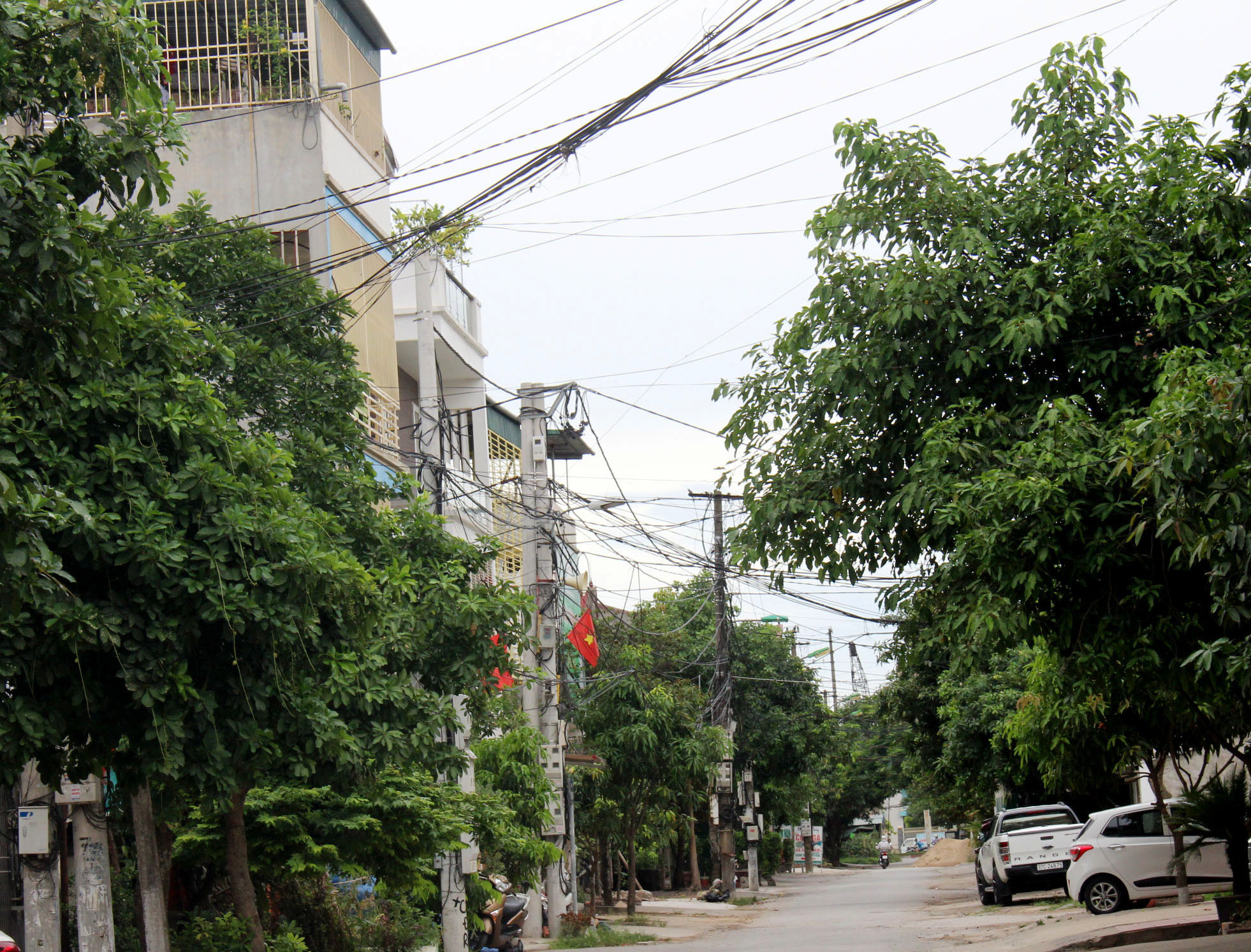 đường Nguyễn Lương Bằng dây cáp điện chằng chịt, ảnh Đinh Nguyệt.
