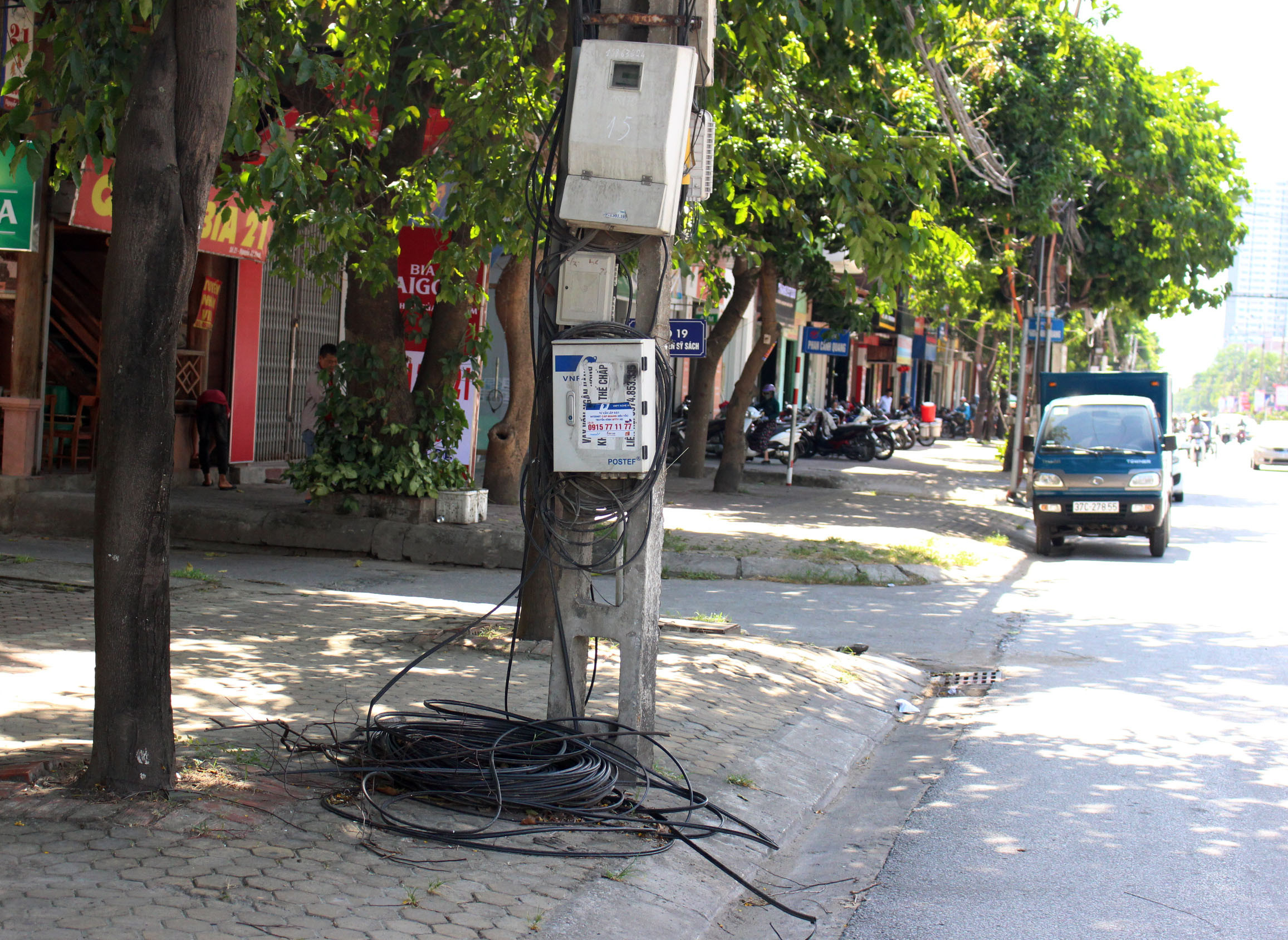 Cáp viễn thông thừa để bừa bãi ngay chân cột điện đường Nguyễn Sỹ sách, ảnh ĐinhNguyệt.