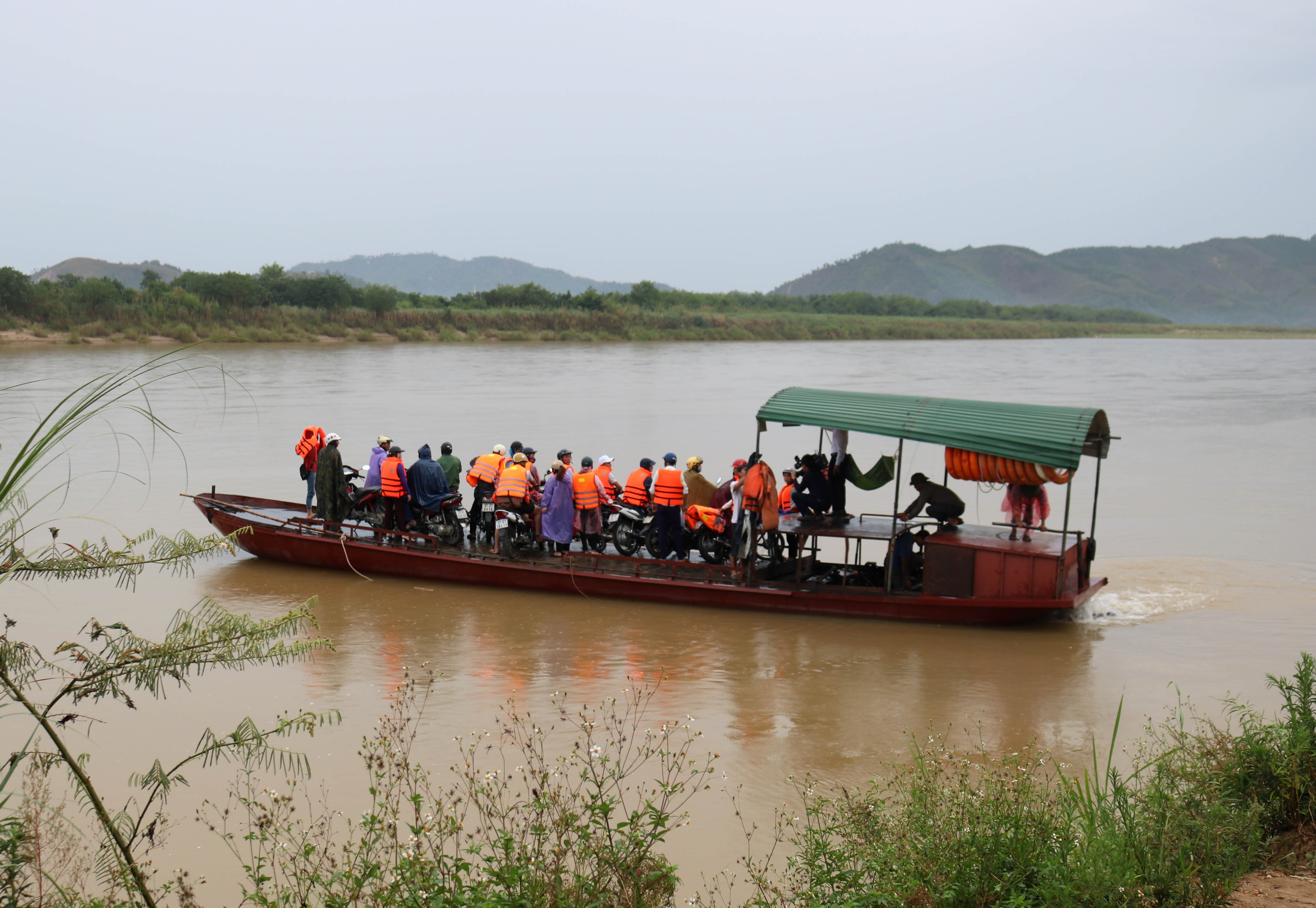 Những chuyến đò ngang đưa đón thí sinh đi thi