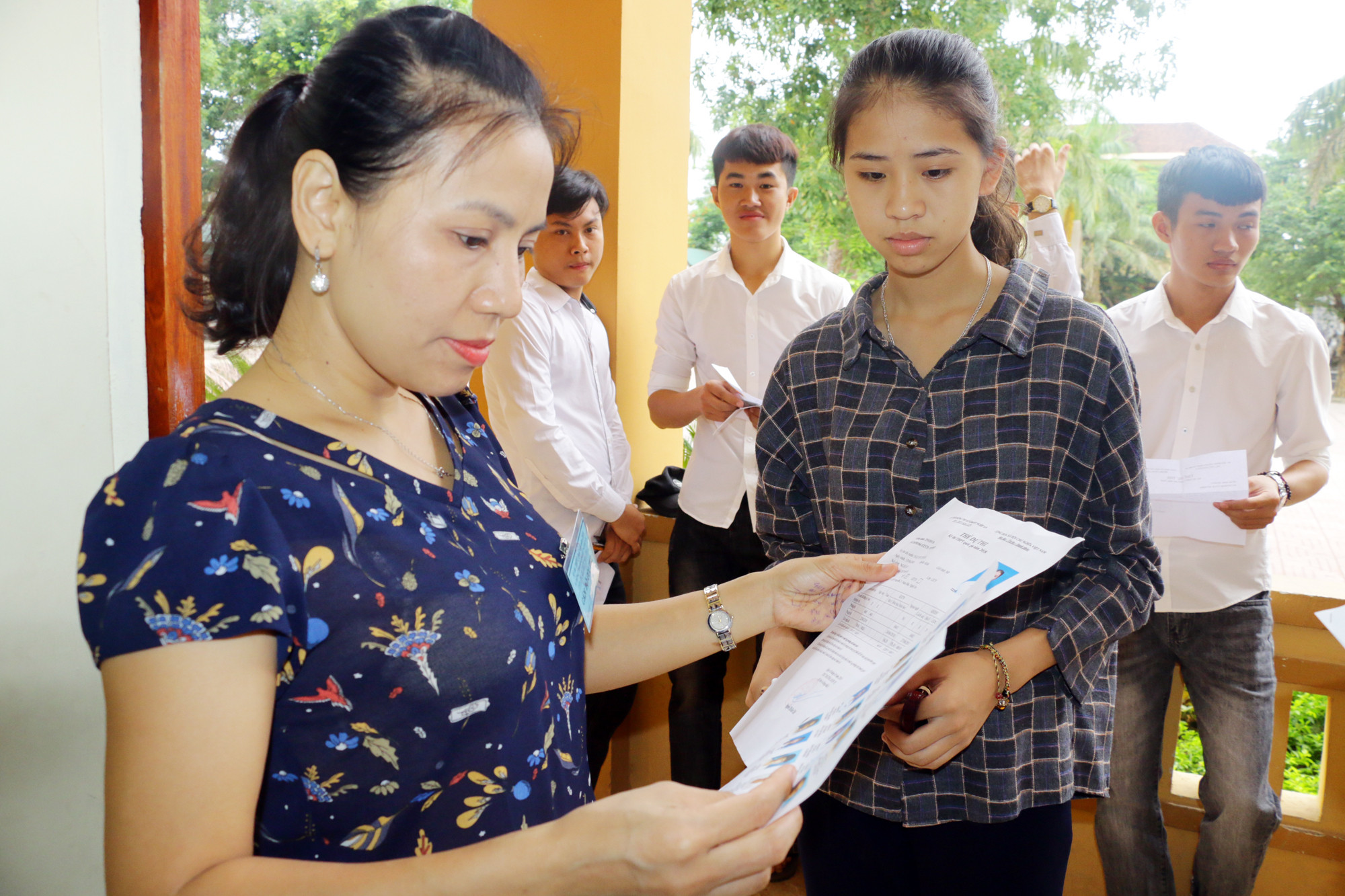 Kiểm tra thông tin của các thí sinh. Ảnh: Mỹ Hà