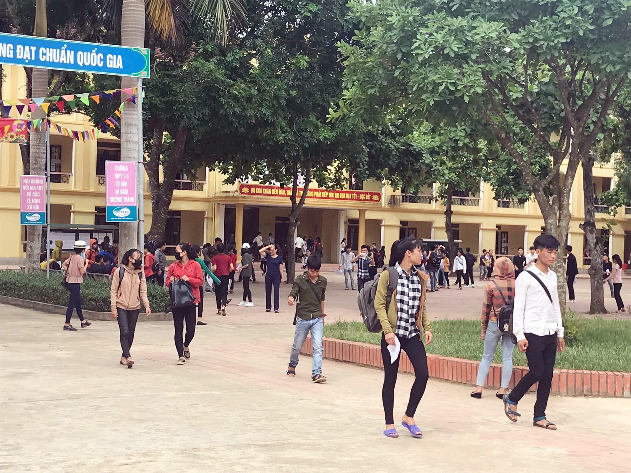 Thí sinh ở điểm thi Trường THPT 1 - 5. Ảnh: Minh Thái