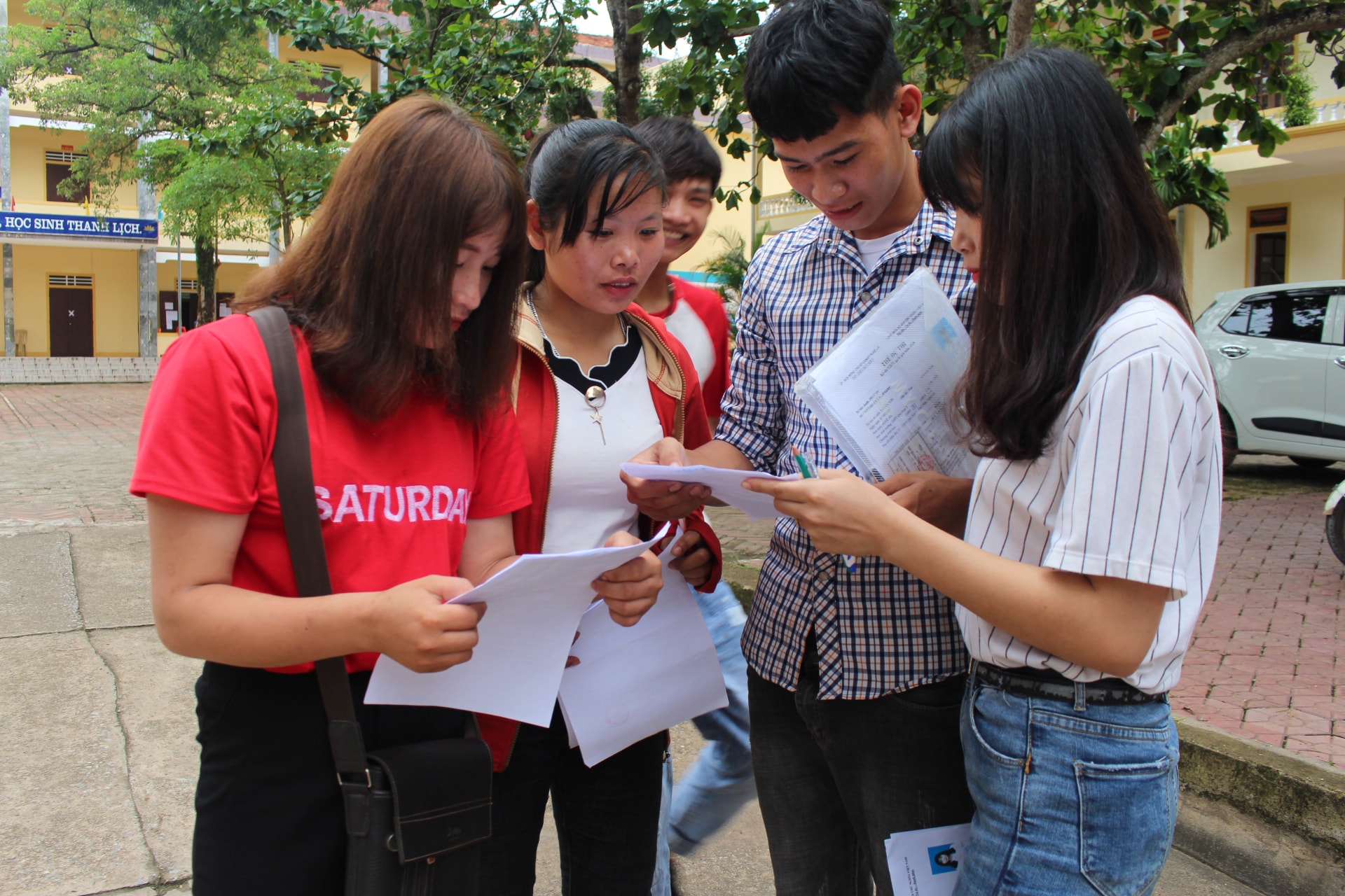 Thí sinh ở điểm thi Trường THPT Quỳ Hợp 3. Ảnh - Phan Giang.