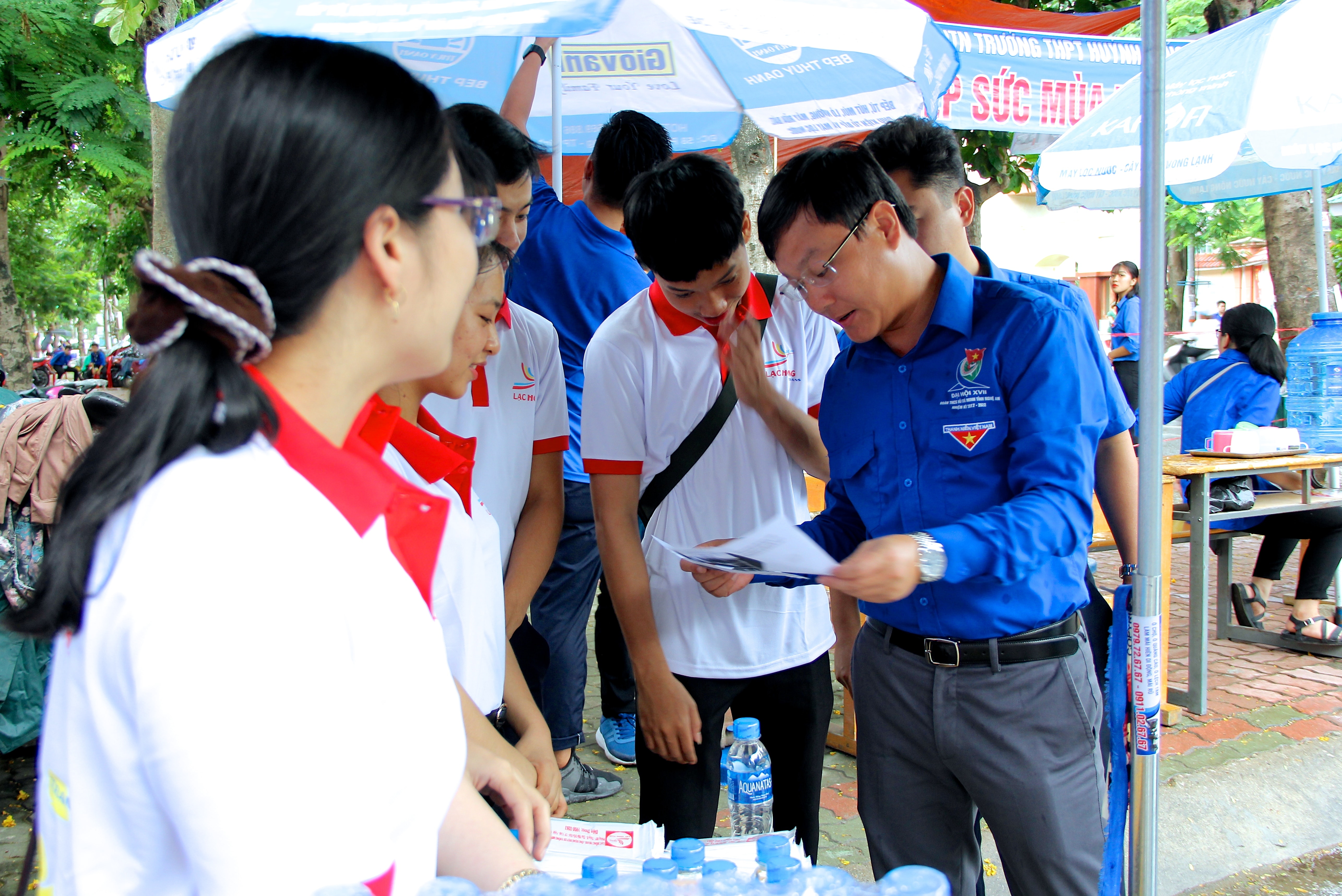 Bí thư Tỉnh đoàn thăm hỏi các tổ chức tình nguyện xã hội khác tại các điểm thi. Ảnh: Mỹ Nga 