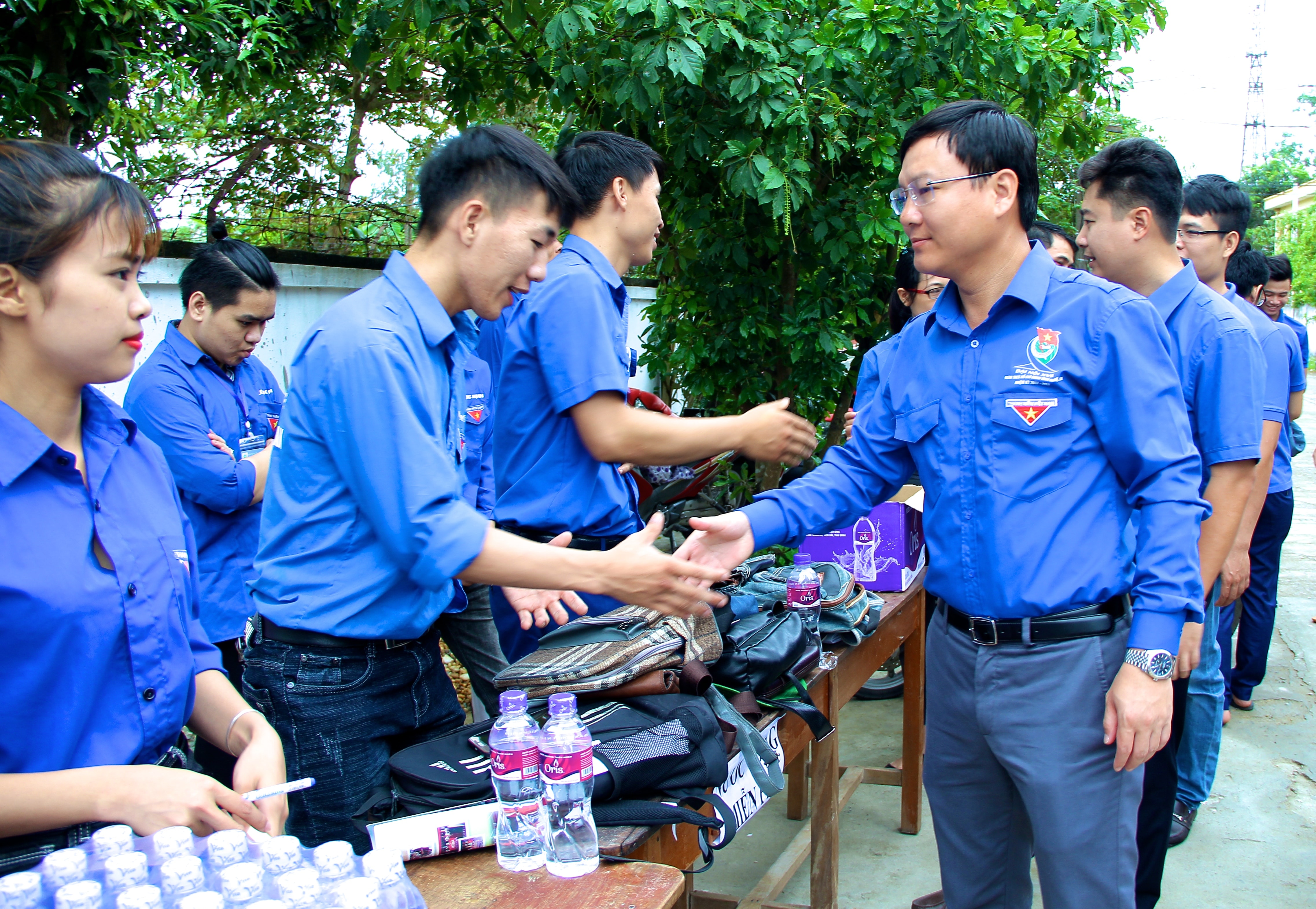 Động viên tinh thần tiếp sức mùa thi tại điểm trường THPT Thái Lão, huyện Hưng Nguyên. Ảnh: Mỹ Nga 
