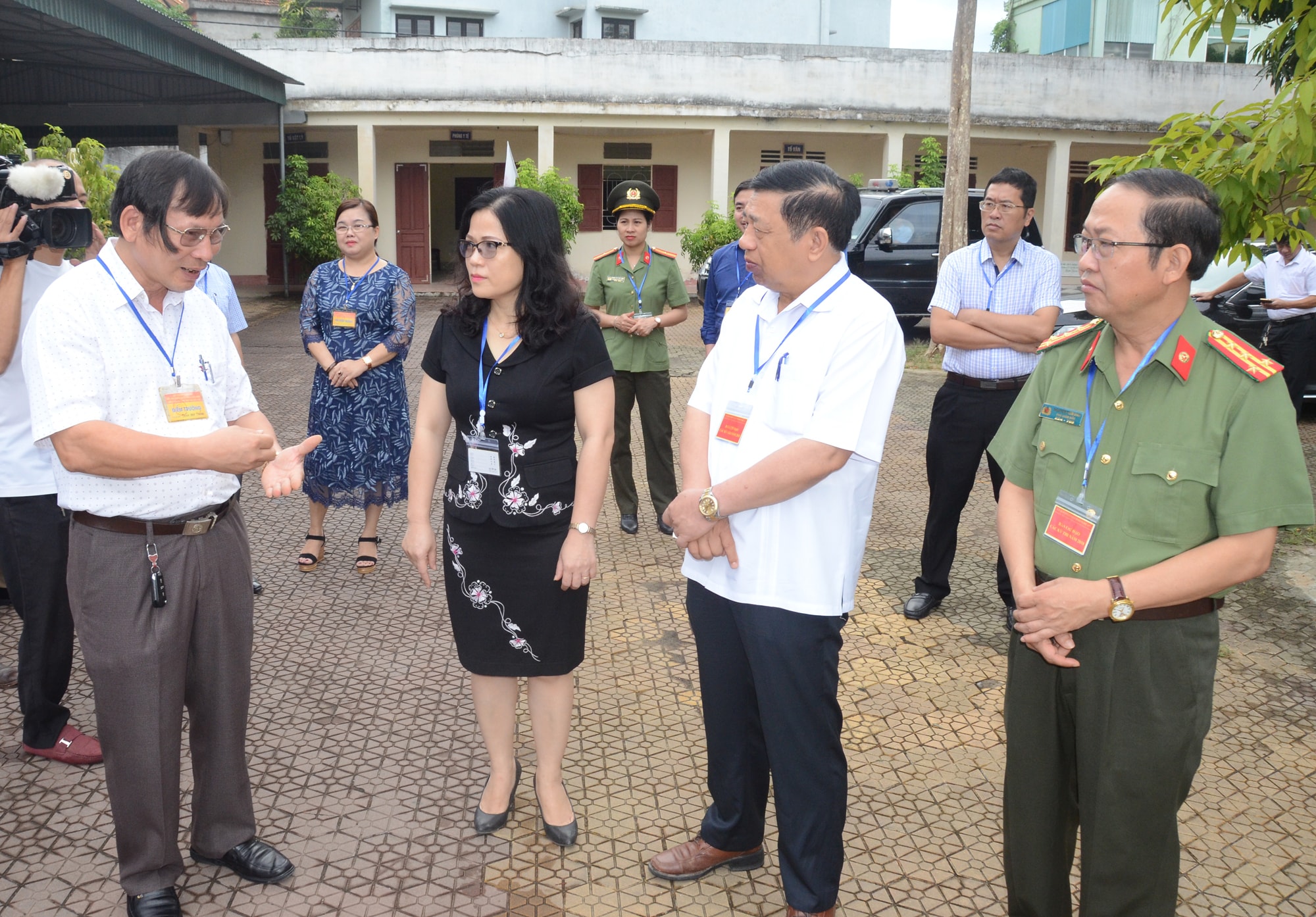 Điểm trưởng điểm thi Trường THPT Hà Huy Tập báo cáo nhanh tình hình buổi thi đầu tiên cho đoàn công tác. Ảnh: Thành Chung