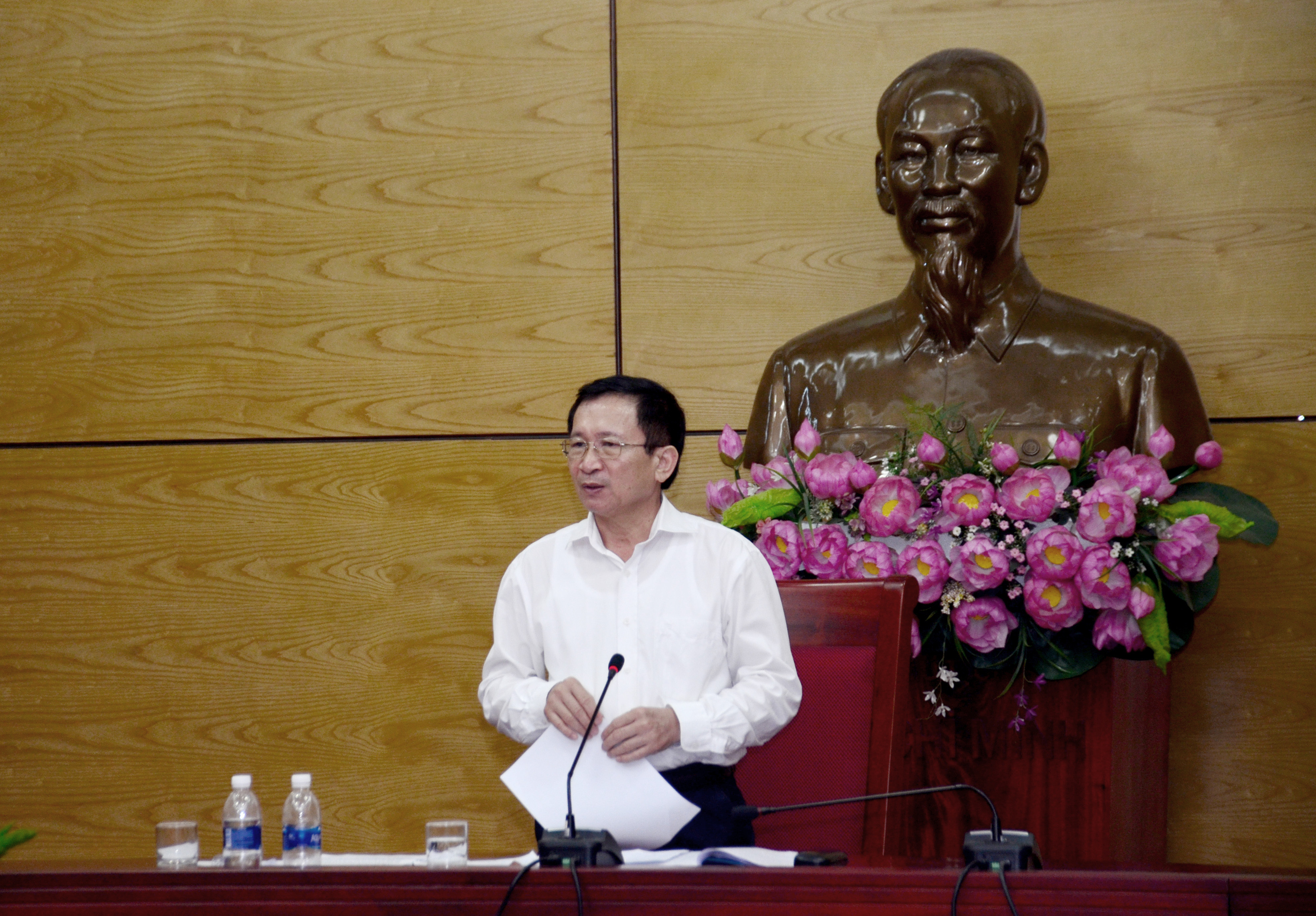Phó Chủ tịch UBND tỉnh Đinh Viết Hồng kết luận cuộc làm việc. Ảnh: Thành Duy