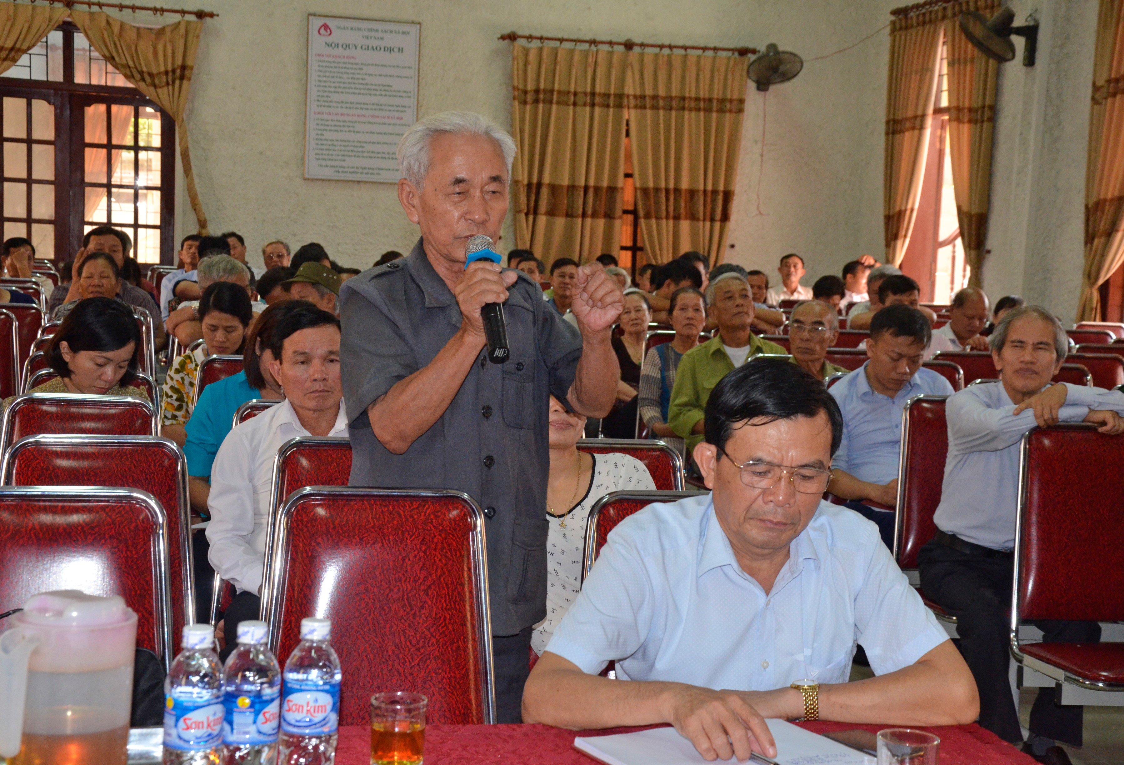 Cử tri huyện Diễn Châu kiến nghị với đại biểu Quốc hội. Ảnh Thanh Lê