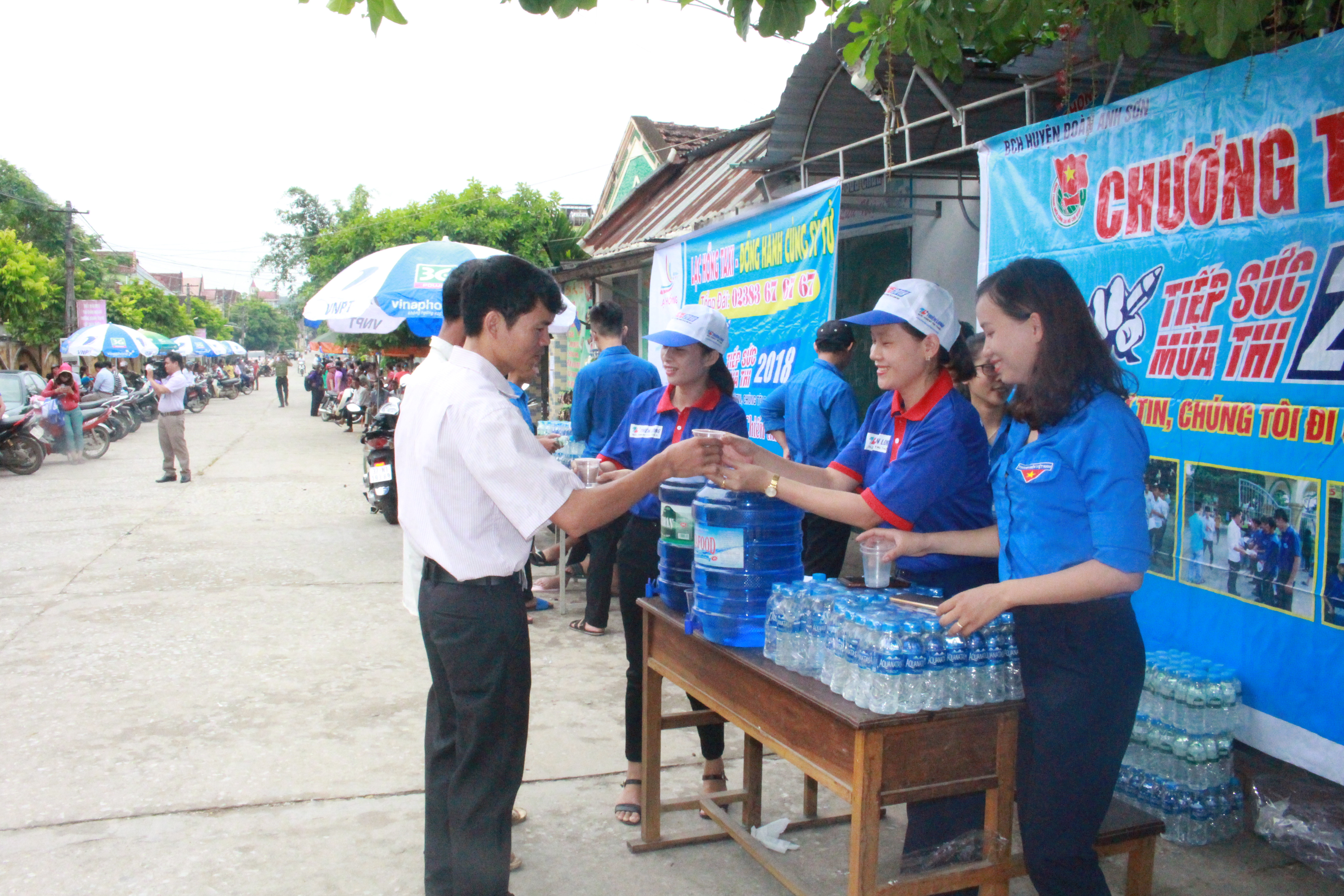 Thanh niên tình nguyện hỗ trợ nước uống miễn phí cho thí sinh và người nhà. Ảnh: Thái Hiền