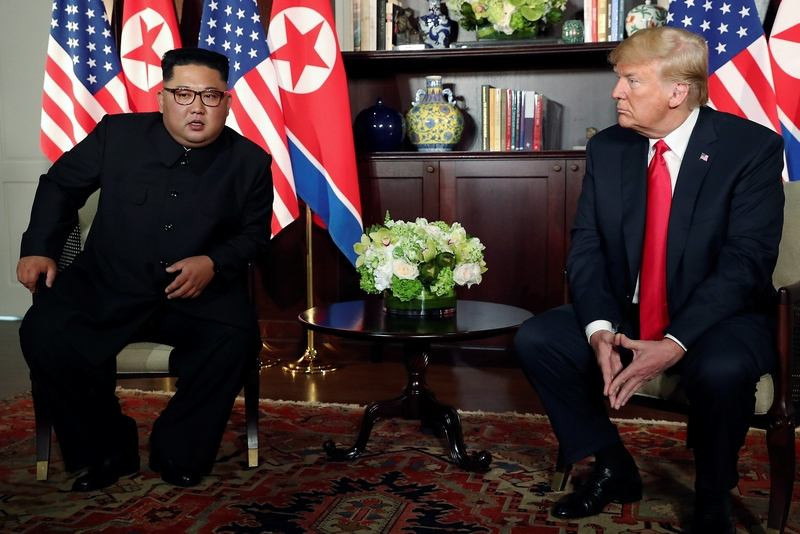 Tổng thống Mỹ Donald Trump và nhà lãnh đạo Triều Tiên Kim Jong-un gặp nhau trong phiên họp một-một đầu hội nghị thượng đỉnh tại Khách sạn Capella trên đảo nghỉ dưỡng Sentosa, Singapore hôm 12/6. Ảnh: Reuters