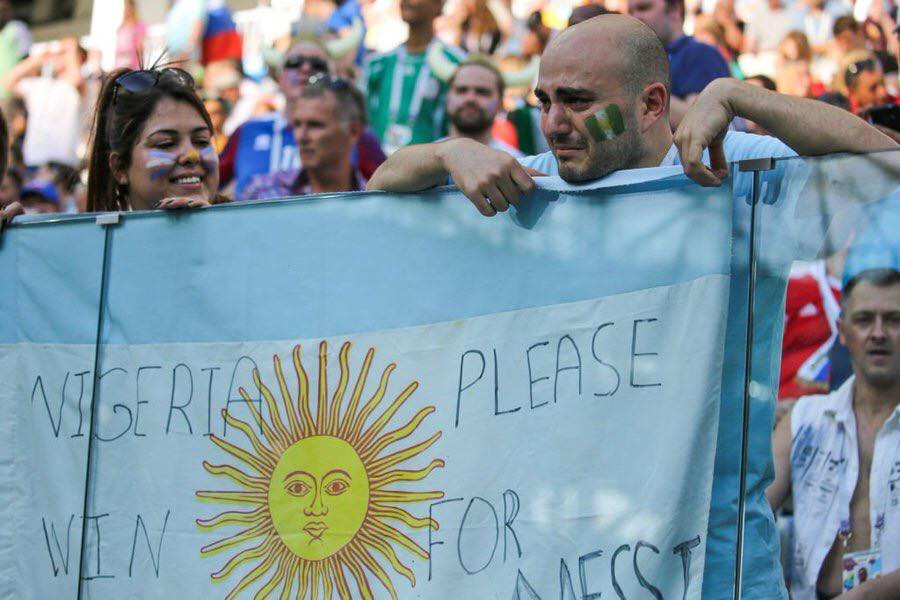 Bức ảnh xúc động một CĐV Argentina cổ vũ cho Nigeria với hi vọng Messi và các đồng đội có thể đi tiếp tại World Cup năm nay. 