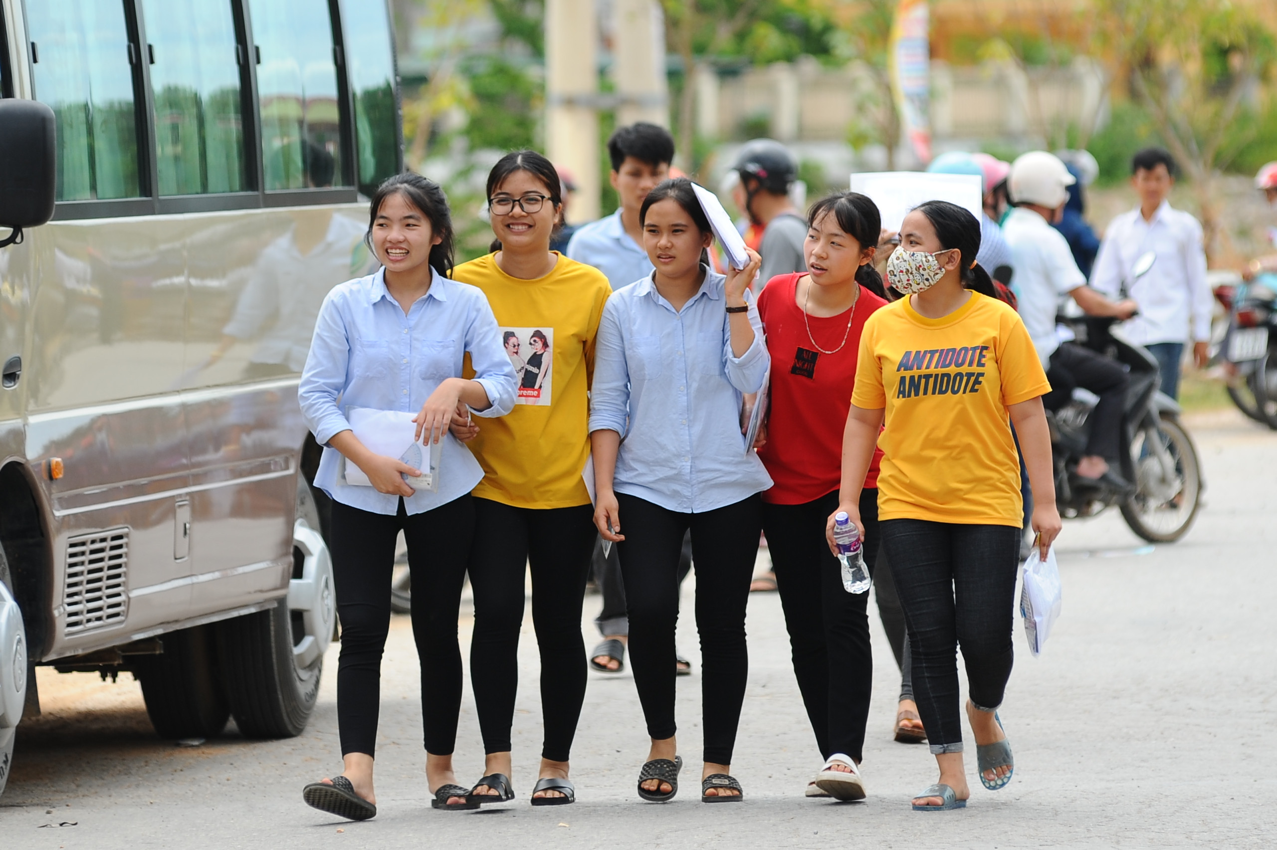 Các thi sinh dự thi tại Trường THPT Đô Lương I sau khi hoàn thành bài thi KHTN. Ảnh: Thành Cường 
