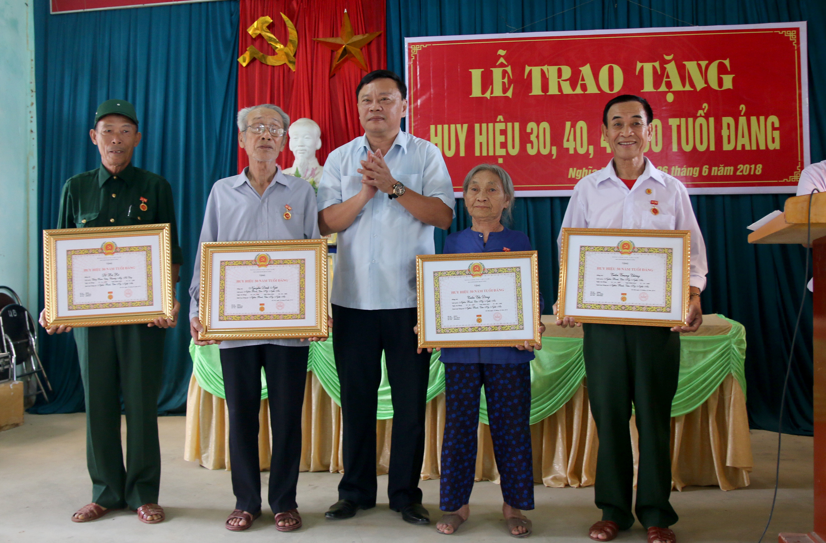 Đồng chí Bùi Thanh Bảo - Bí thư Huyện ủy Tân Kỳ trao Huy hiệu 50 năm tuổi Đảng cho các đảng viên. Ảnh: Phương Thảo