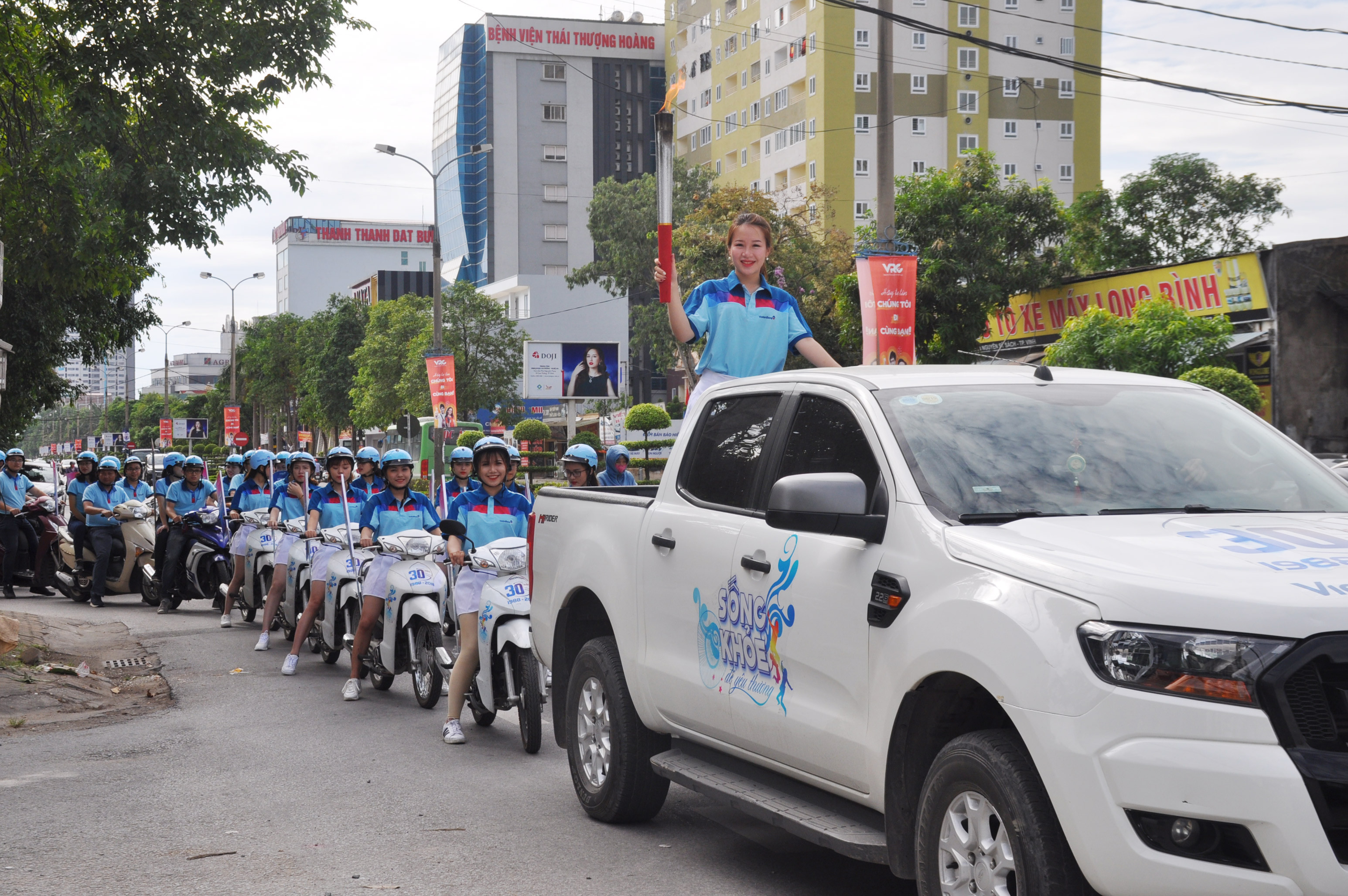 Sau nghi lễ châm đuốc, đoàn rước sẽ xuất phát từ Trụ sở chính của Chi nhánh Nghệ An, diễu hành qua các tuyến phố lớn xung quanh TP. Vinh. Ảnh: Thu Huyền