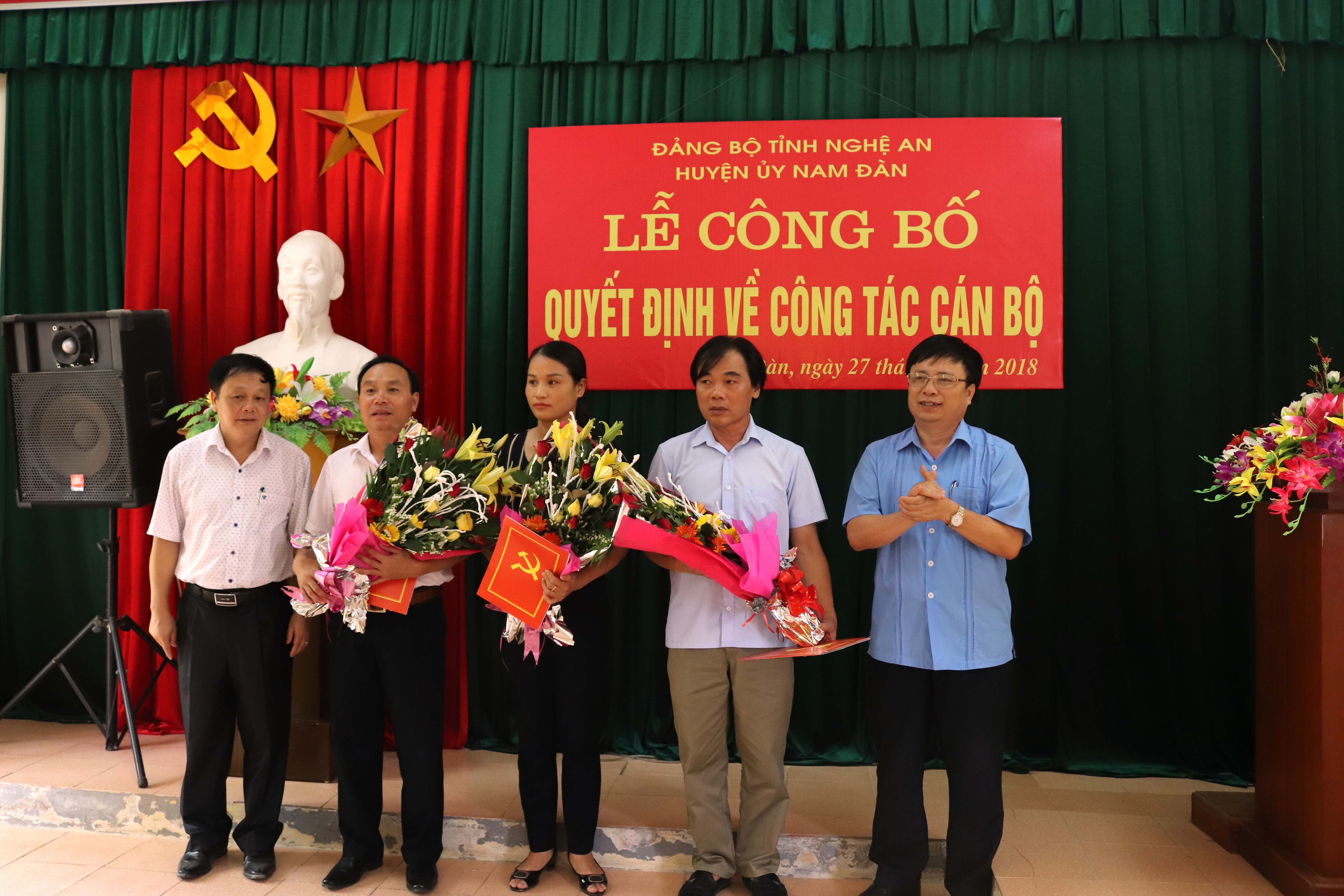 Lãnh đạo huyện Nam Đàn tặnghoa chúc mừng