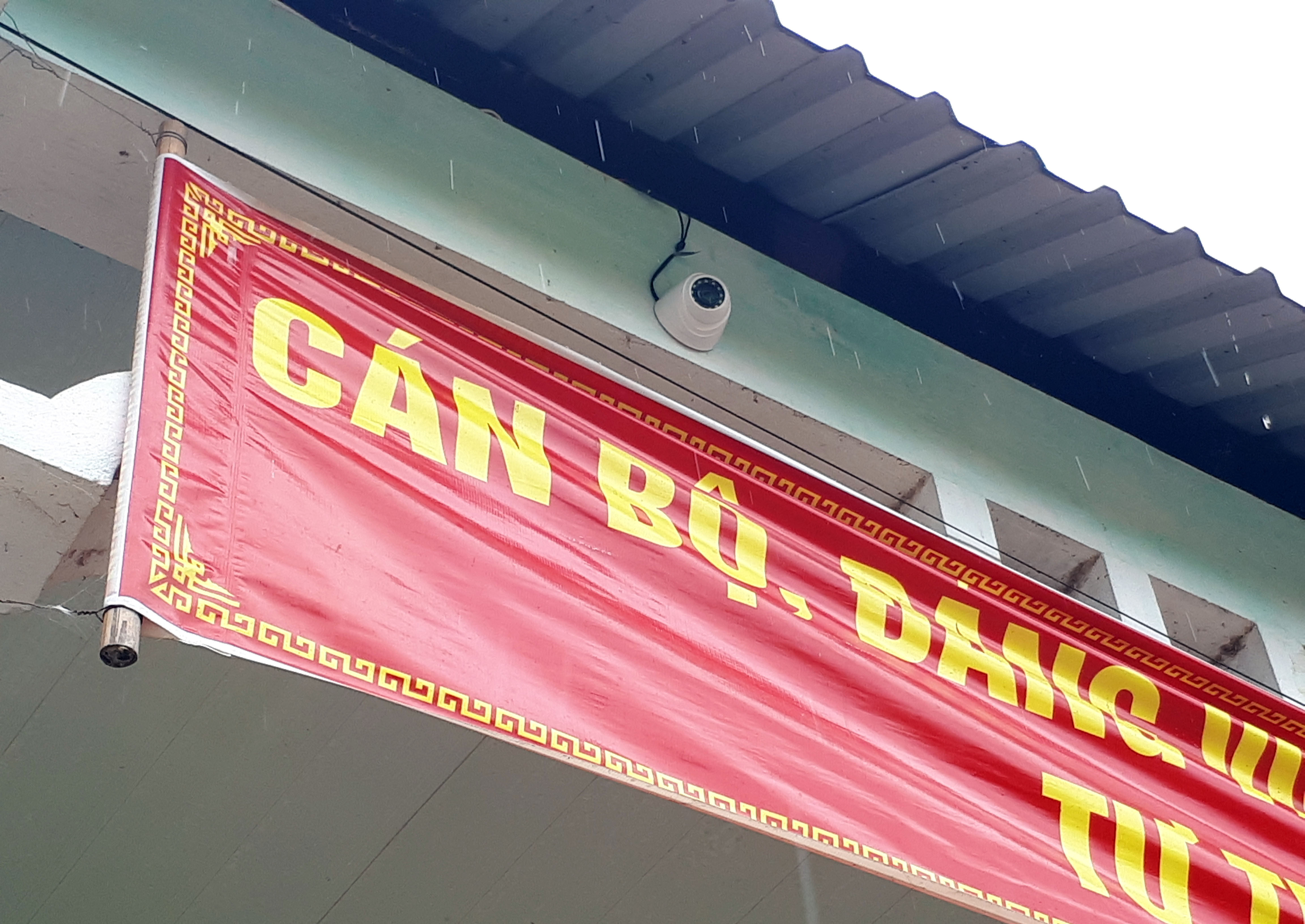 Chiếc camera được lắp để theo dõi toàn bộ hoạt động tại sân trung tâm UBND xã Nậm Nhoóng. Ảnh: Hồ Phương