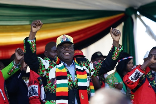 Tổng thống Zimbabwe Emmerson Mnangagwa tại cuộc mít tinh ởBulawayo ngày 23/6. Ảnh:AFP.