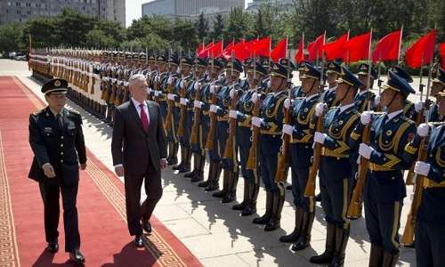 Bộ trưởng Quốc phòng Mỹ James Mattis (phải) và người đồng cấp Trung Quốc Ngụy Phượng Hòa duyệt đội danh dự tại Bắc Kinh ngày 27/6. Ảnh: Reuters.
