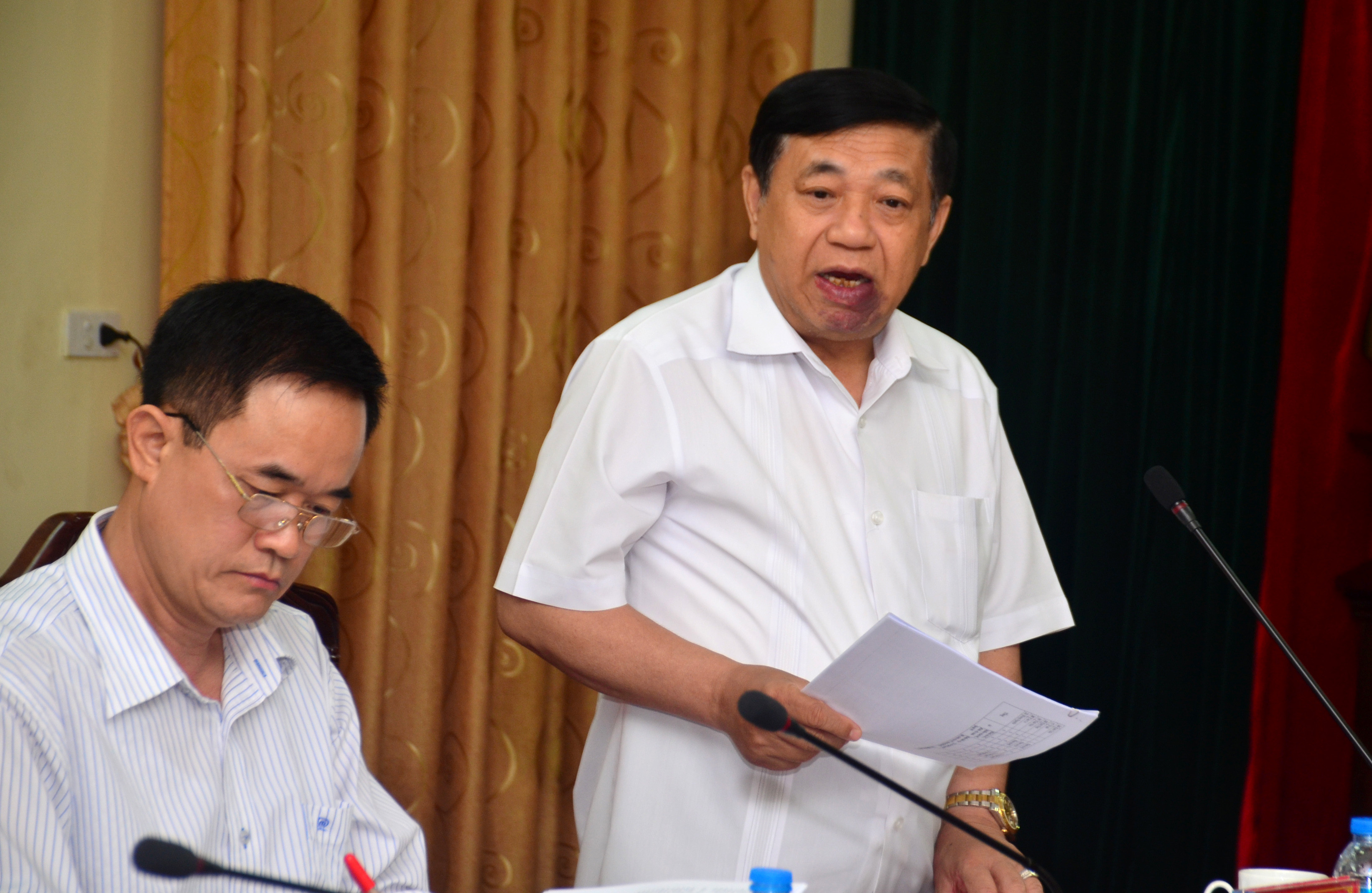 Chủ tịch UBND tỉnh Nguyễn Xuân Đường phát biểu tại cuộc làm việc. Ảnh: Thành Duy