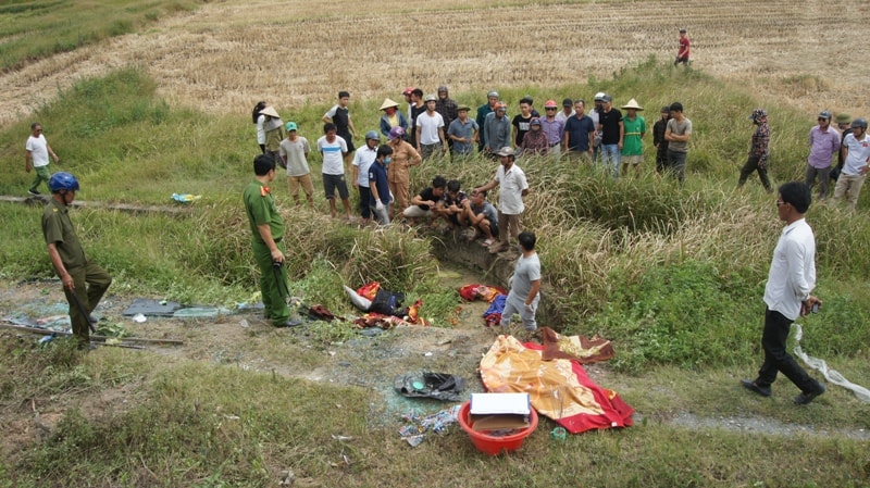 Vụ xe lật làm hai chị em Ngô Thị Thu (12 tuổi) và Ngô Thành Đạt (5 tuổi, cùng trú xã Thiệu Thành, Thiệu Hóa, Thanh Hóa) tử vong. Ảnh: Khánh An