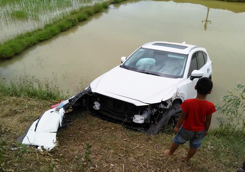 Xe ô tô bị hư hỏng nặng phần đầu. Ảnh: Huy Thư