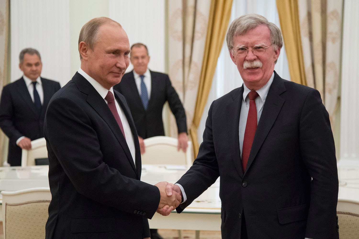 Tổng thống Nga Vladimir Putin và Cố vấn An ninh Quốc gia Mỹ John Bolton gặp nhau tại Moskva. Ảnh: AP