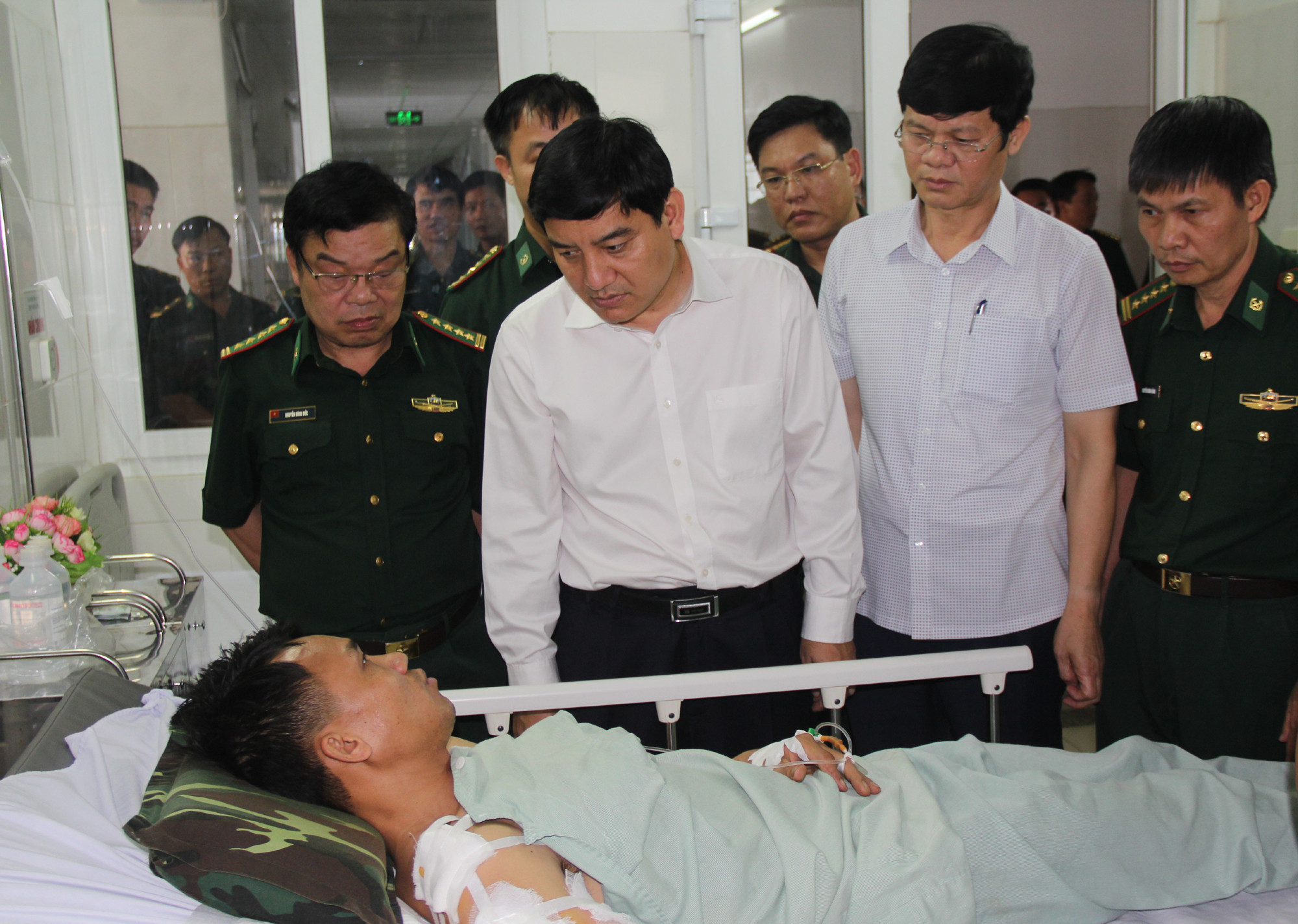 Thiếu tá Nguyễn Mạnh Hùng bị đạn găm vào vai, hiện tại đã có thể nói chuyện. Ảnh: Tiến Hùng