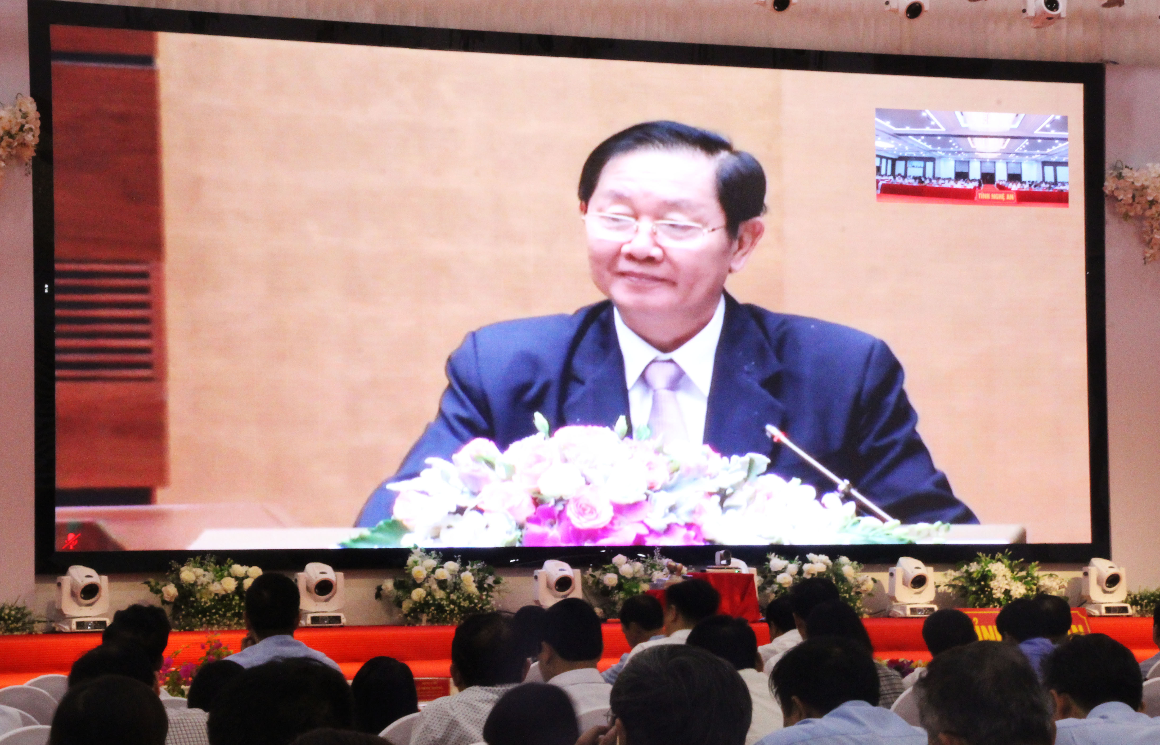 Đồng chí Lê Vĩnh Tân giới thiệu về Nghị quyết về cải cách chính sách tiền lương