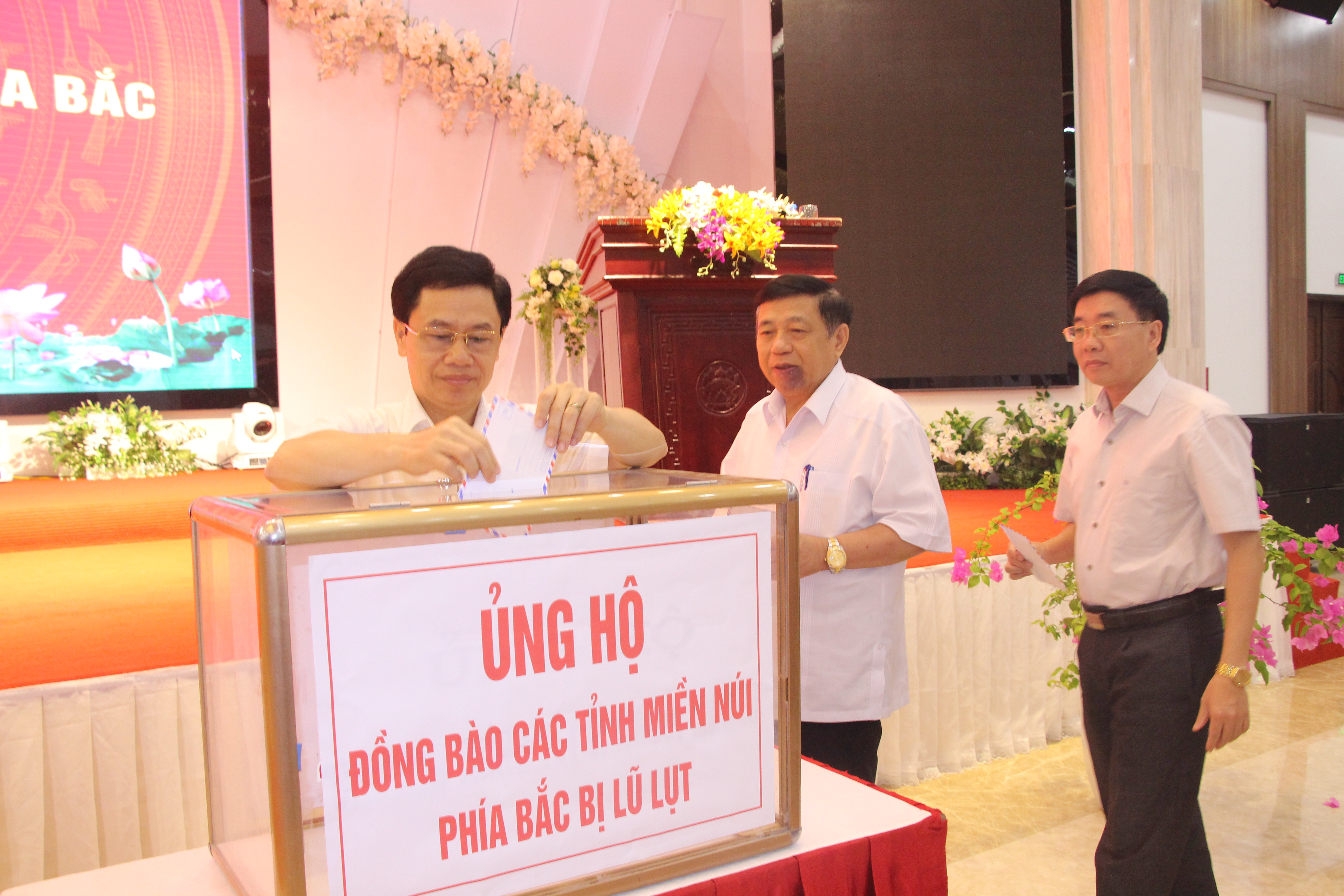 Các đồng chí Thường trực Tỉnh ủy tham gia ủng hộ đồng bào các tỉnh miền núi phía Bắc. Ảnh: Đào Tuấn