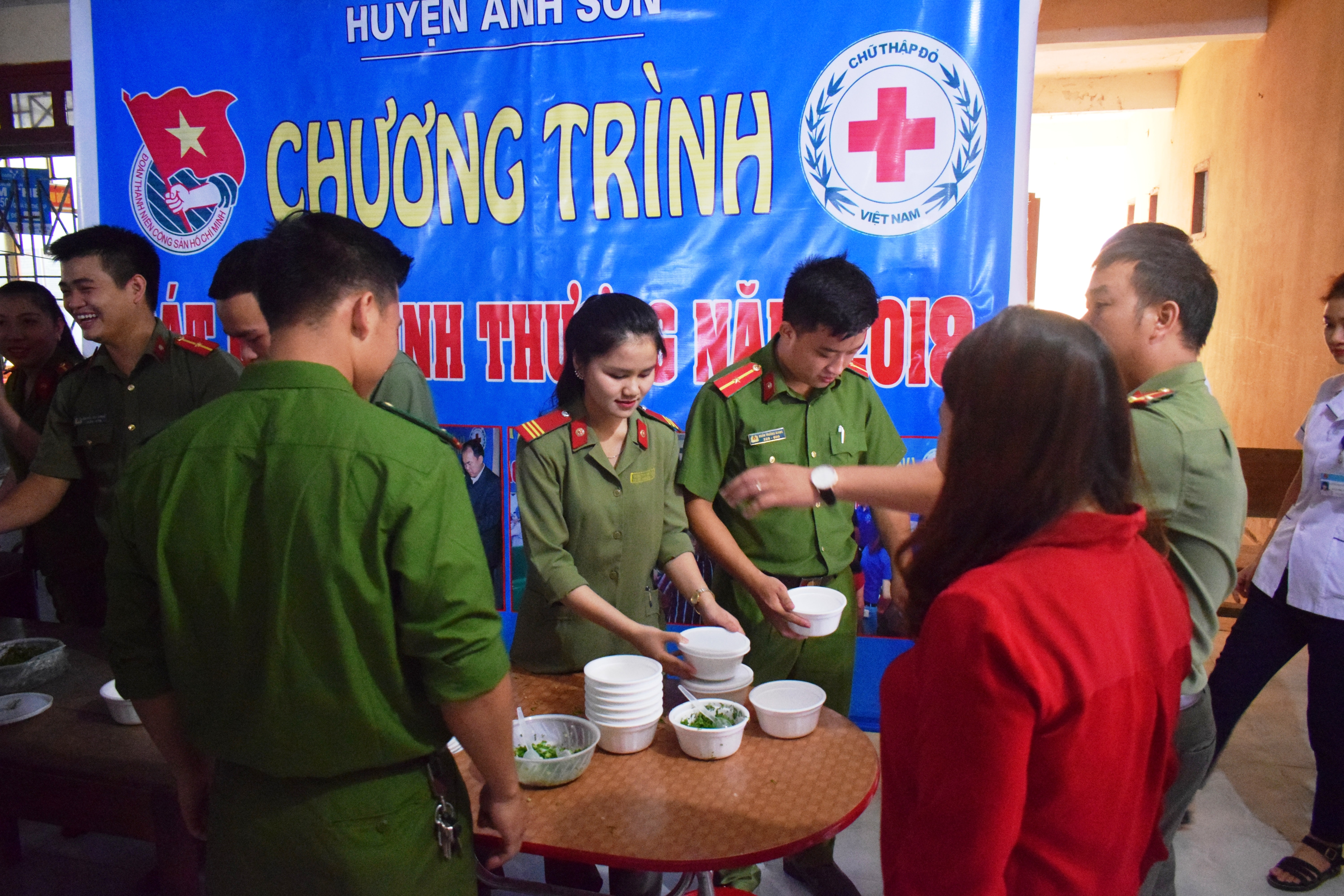 Chương trình bát cháo tình thương ở Anh Sơn. Ảnh Hương Liên.