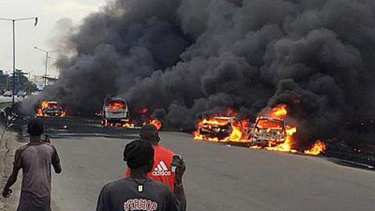 Xe tải chở dầu bắt lửa, 9 người chết thảm - Ảnh 1.