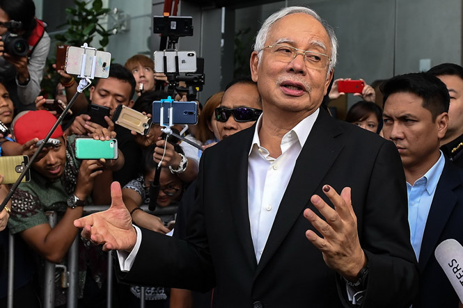 Cựu Thủ tướng Malaysia Najib Razak trả lời báo giới ngày 24.5 /// AFP