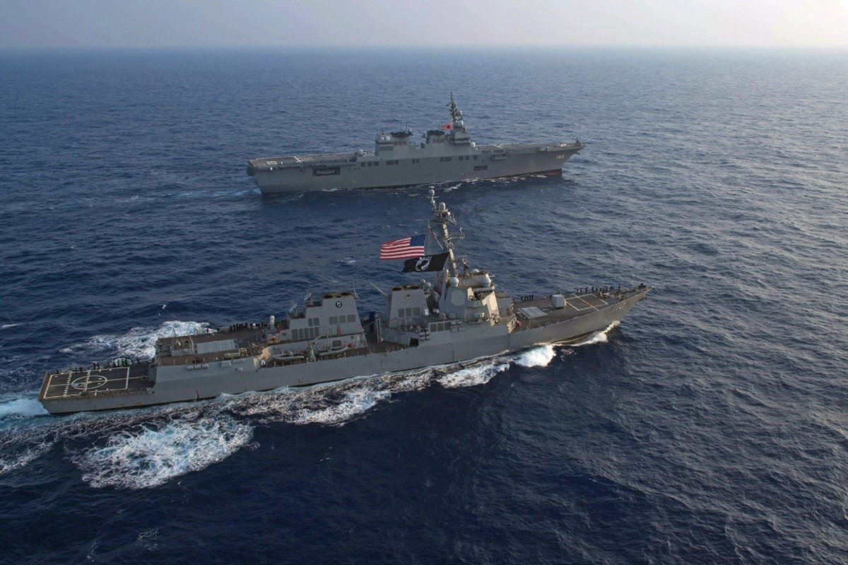 Tàu JS Ise (DDH-182) và USS William P. Lawrence (DDG-110) của Mỹ và Nhật Bản. 