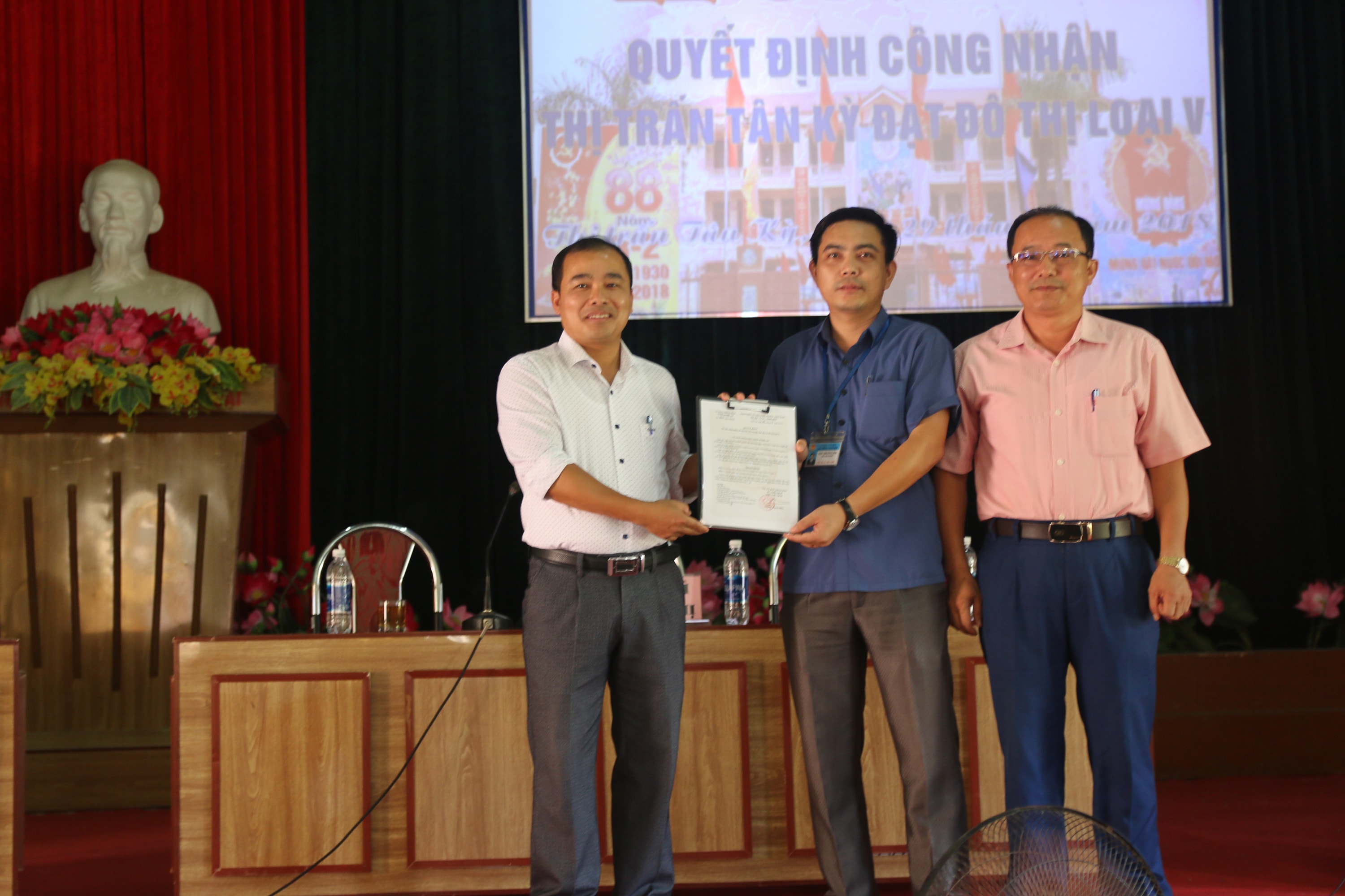 Lãnh đạo huyện Tân Kỳ đã trao quyết định thị trấn Tân Kỳ đạt đô thị loại V. Ảnh: Trọng Hùng