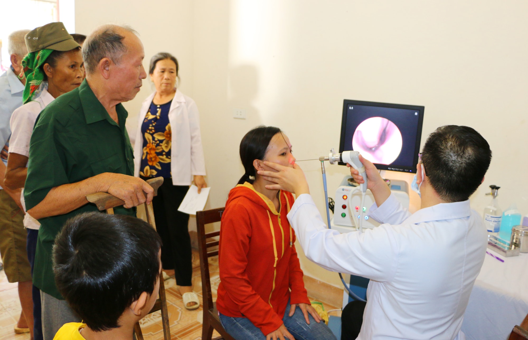 Khám nội soi tai mũi họng cho các bà con xã Châu Tiến. Ảnh: Nguyễn Hải