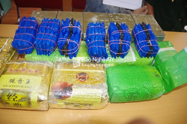 20 bánh heroin, 7kg ma túy đá, 12.000 ma túy tổng hợp. Ảnh: Hải Thượng